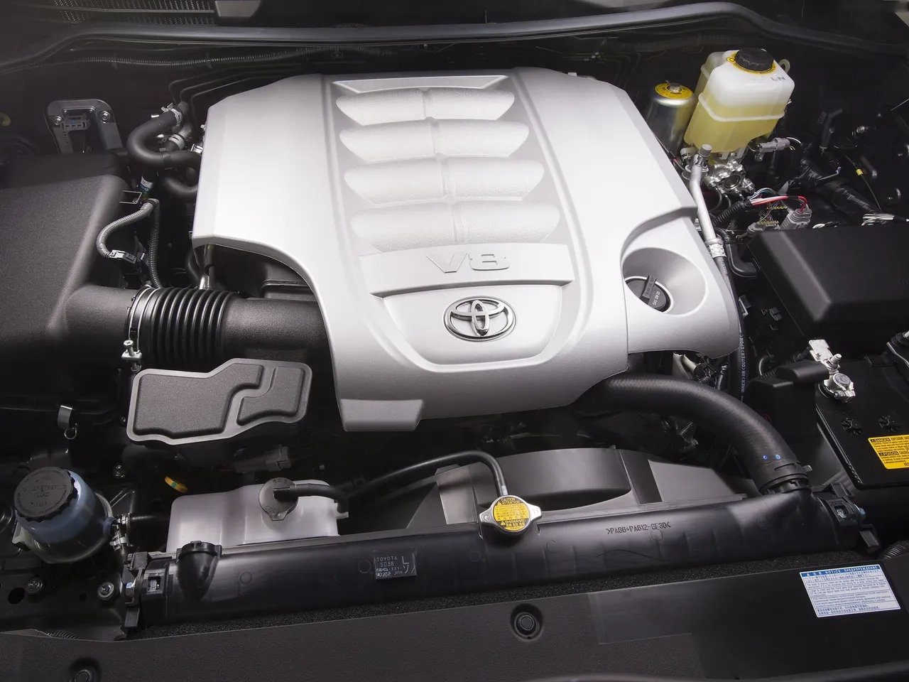 Toyota Land Cruiser (2013) – motorový prostor