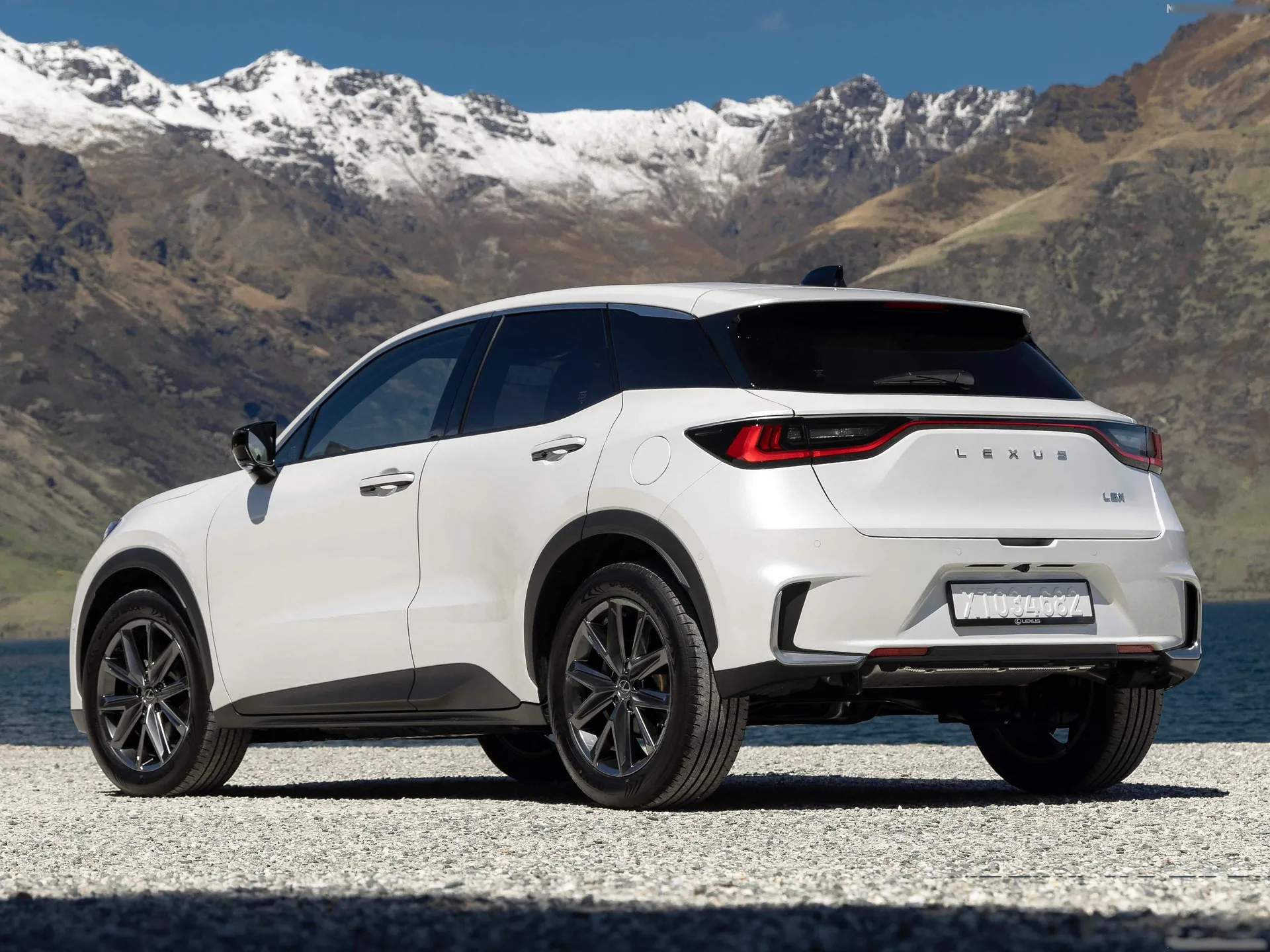 Lexus LBX (2025) – zadní tříčtvrteční pohled