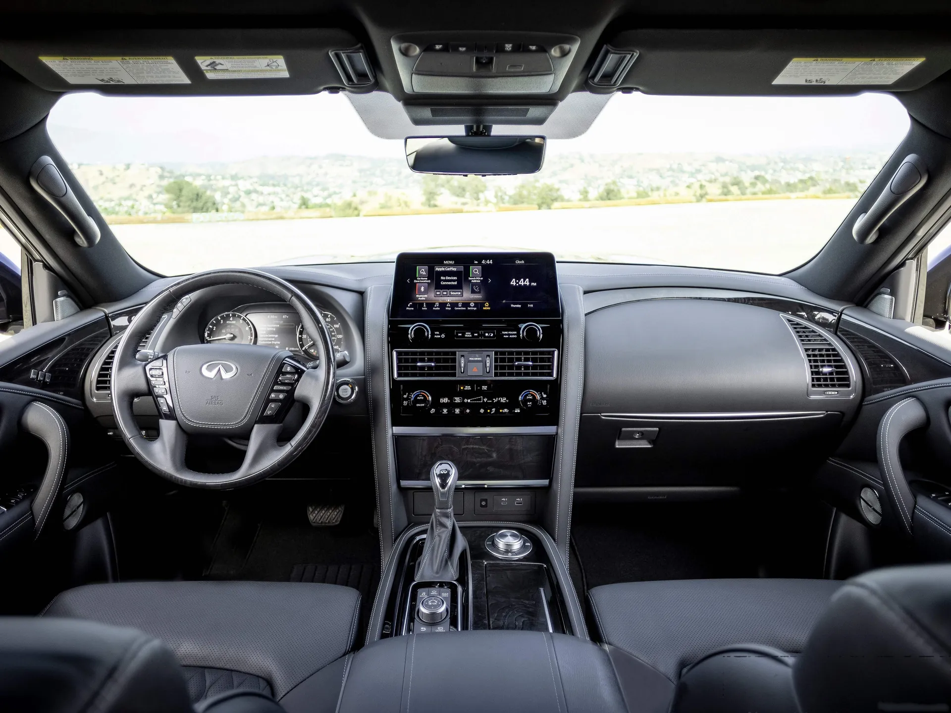 Infiniti QX80 (2022) – interiér