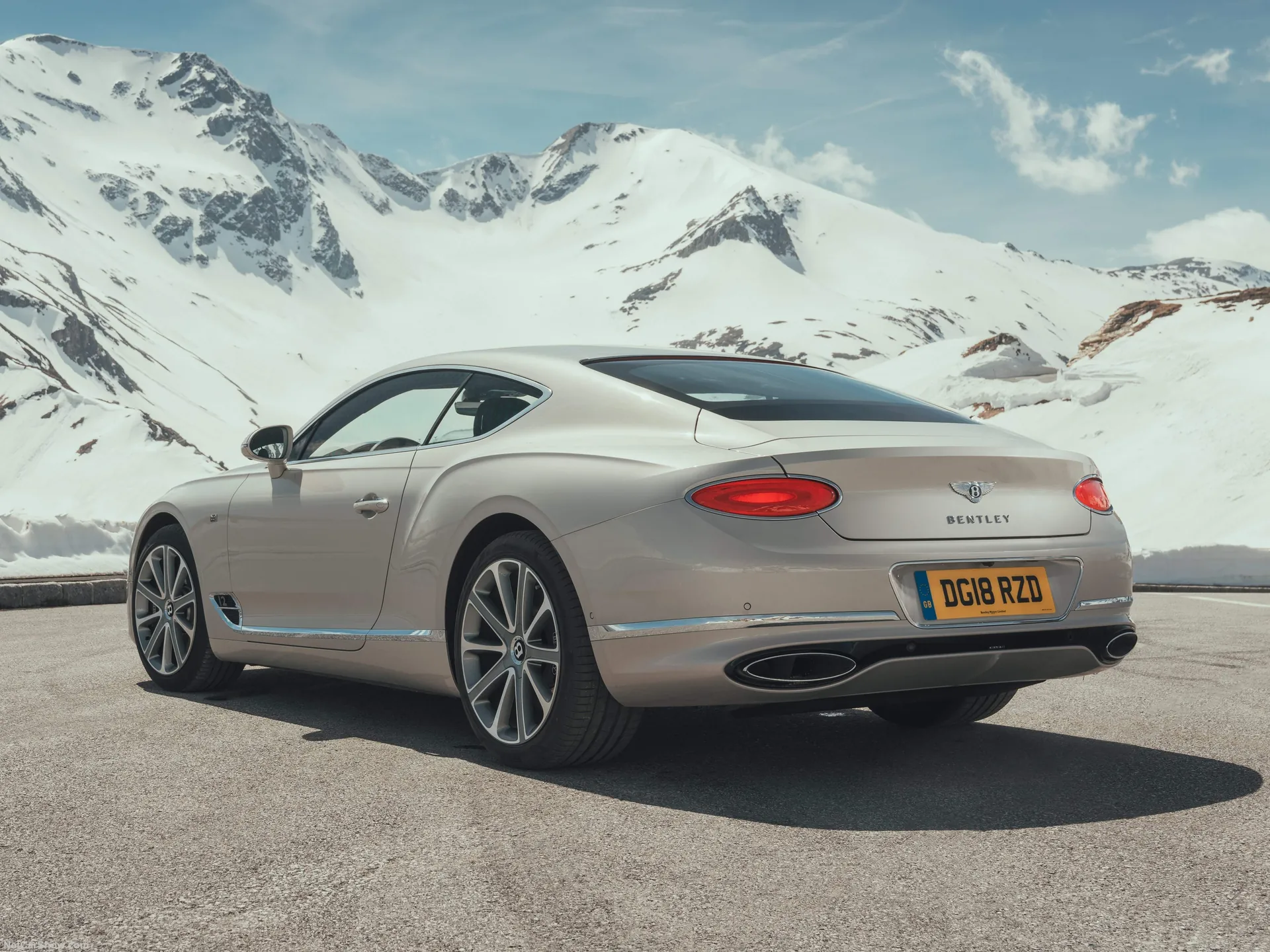Bentley Continental GT (2018) – zadní tříčtvrteční pohled