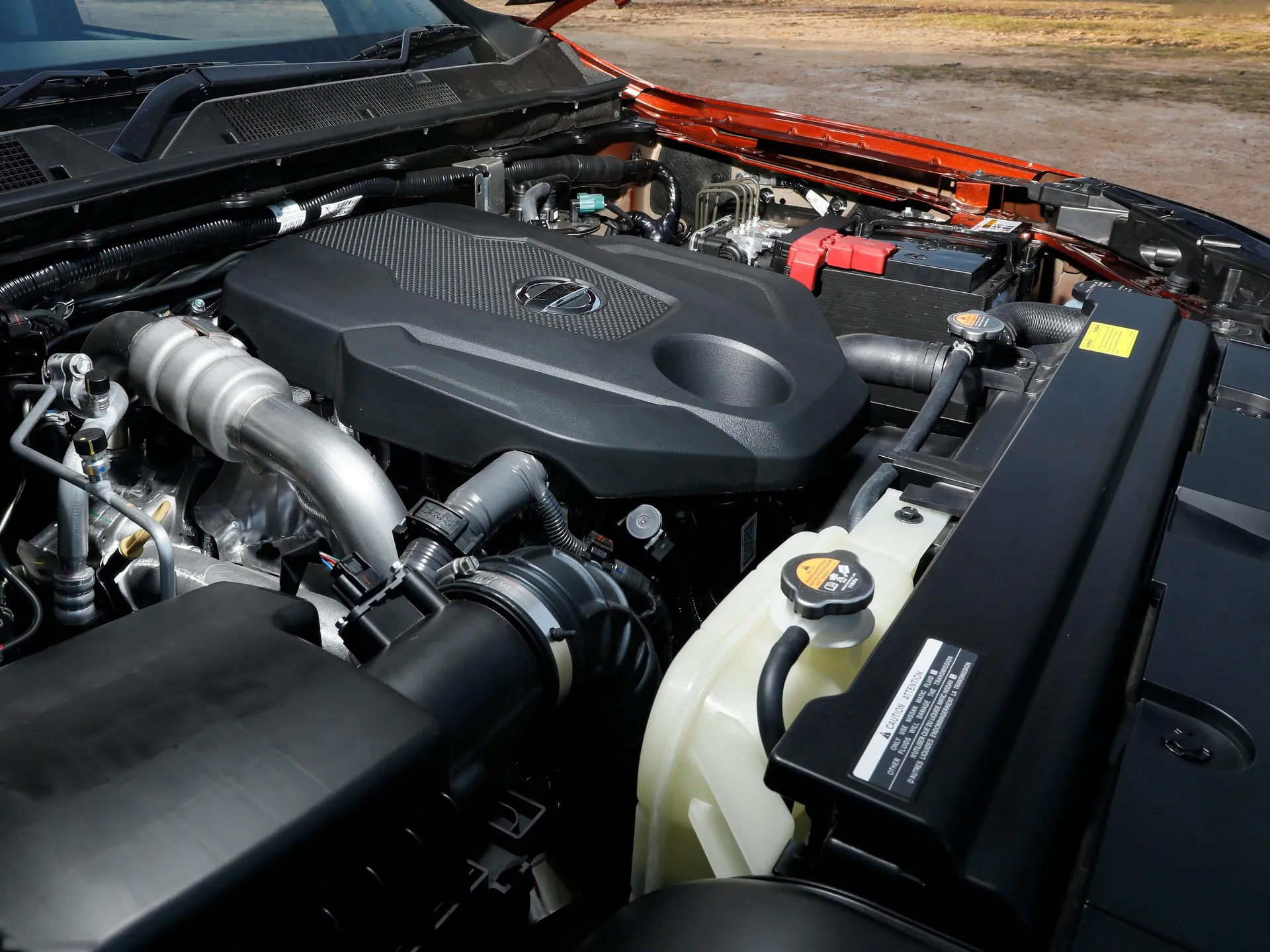 Nissan Navara [AU] (2021) – motorový prostor