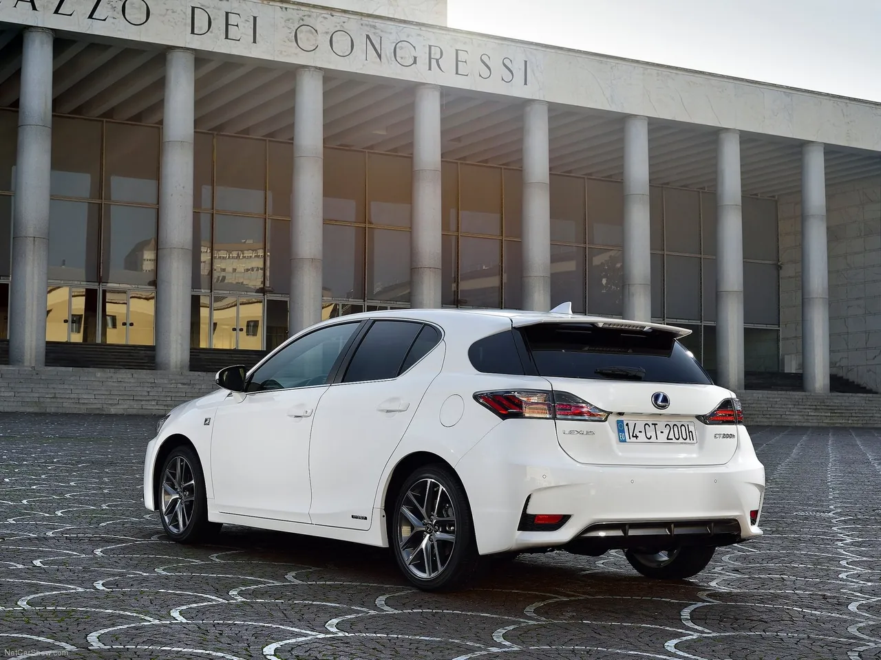 Lexus CT 200h (2014) – zadní tříčtvrteční pohled