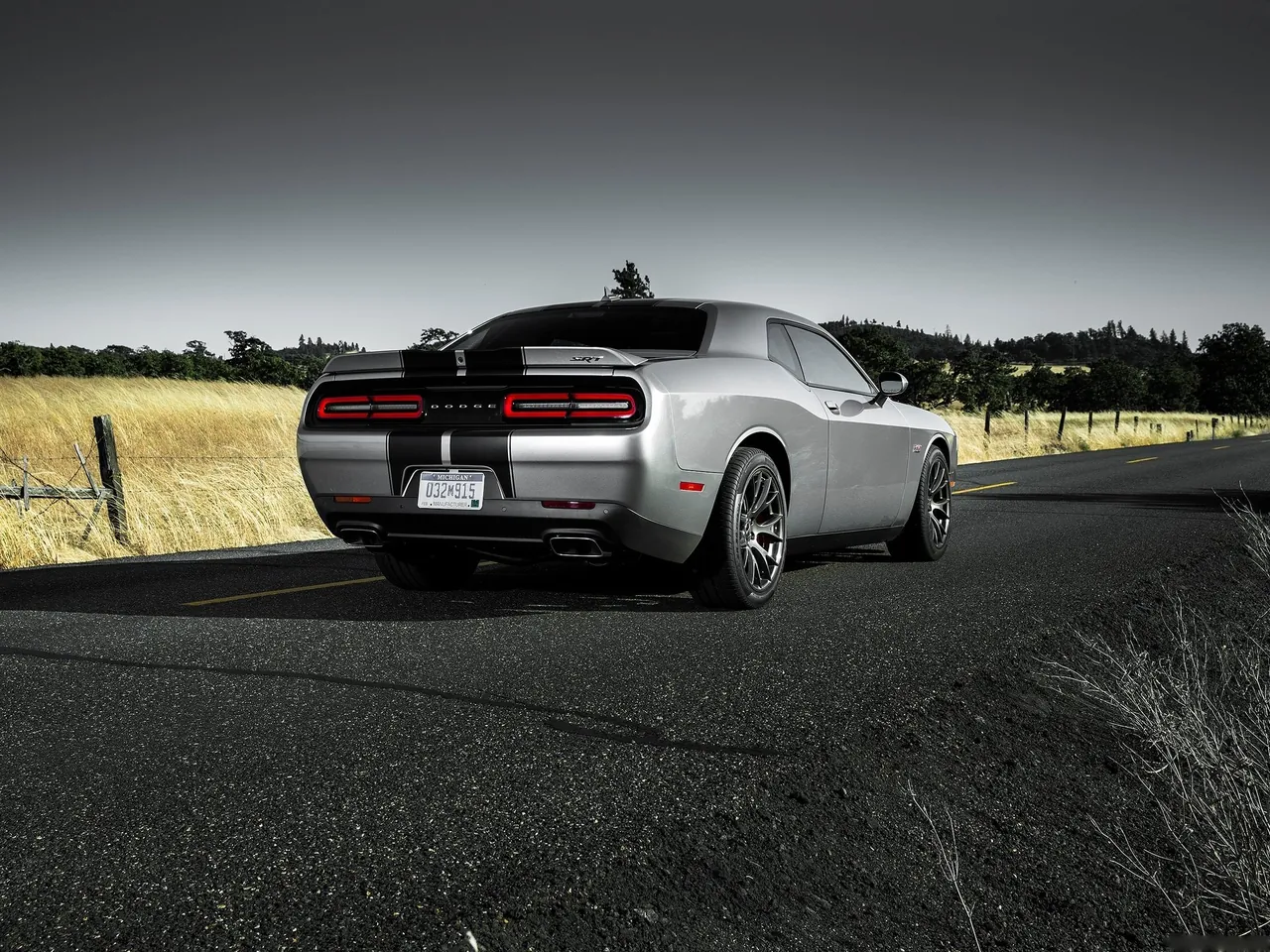 Dodge Challenger SRT (2015) – zadní tříčtvrteční pohled