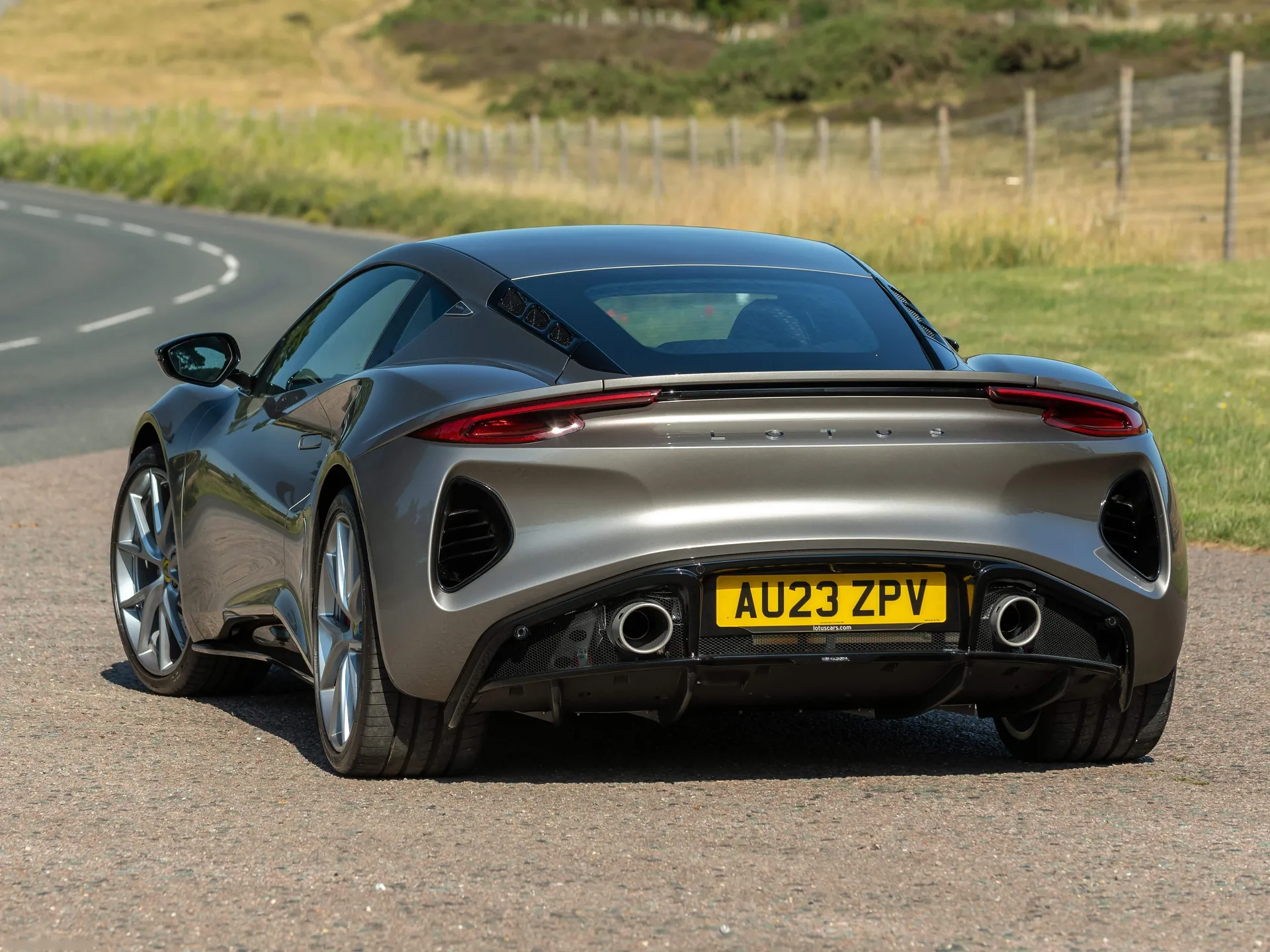 Lotus Emira i4 (2024) – zadní tříčtvrteční pohled