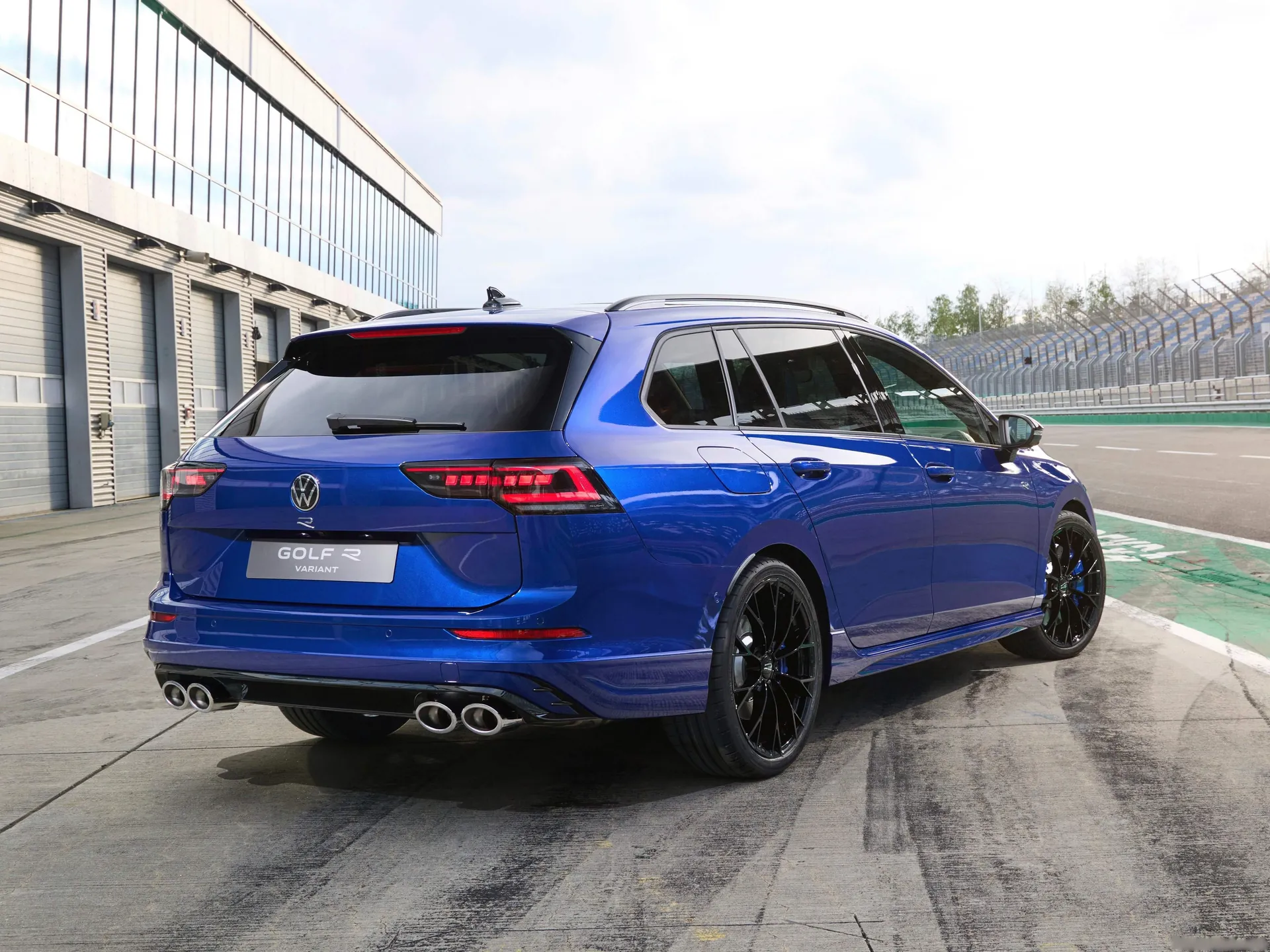 Volkswagen Golf R Variant (2025) – zadní tříčtvrteční pohled