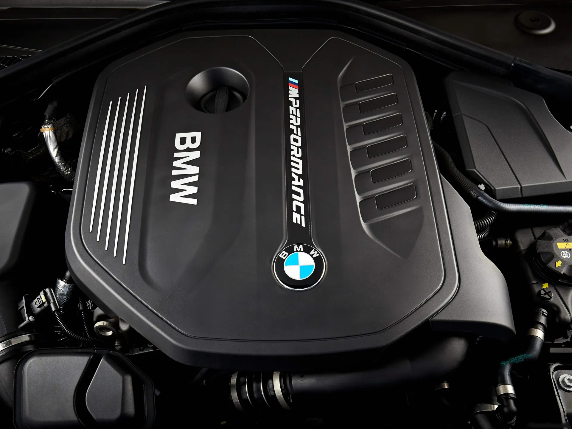 BMW 2-Series Coupe (2018) – motorový prostor