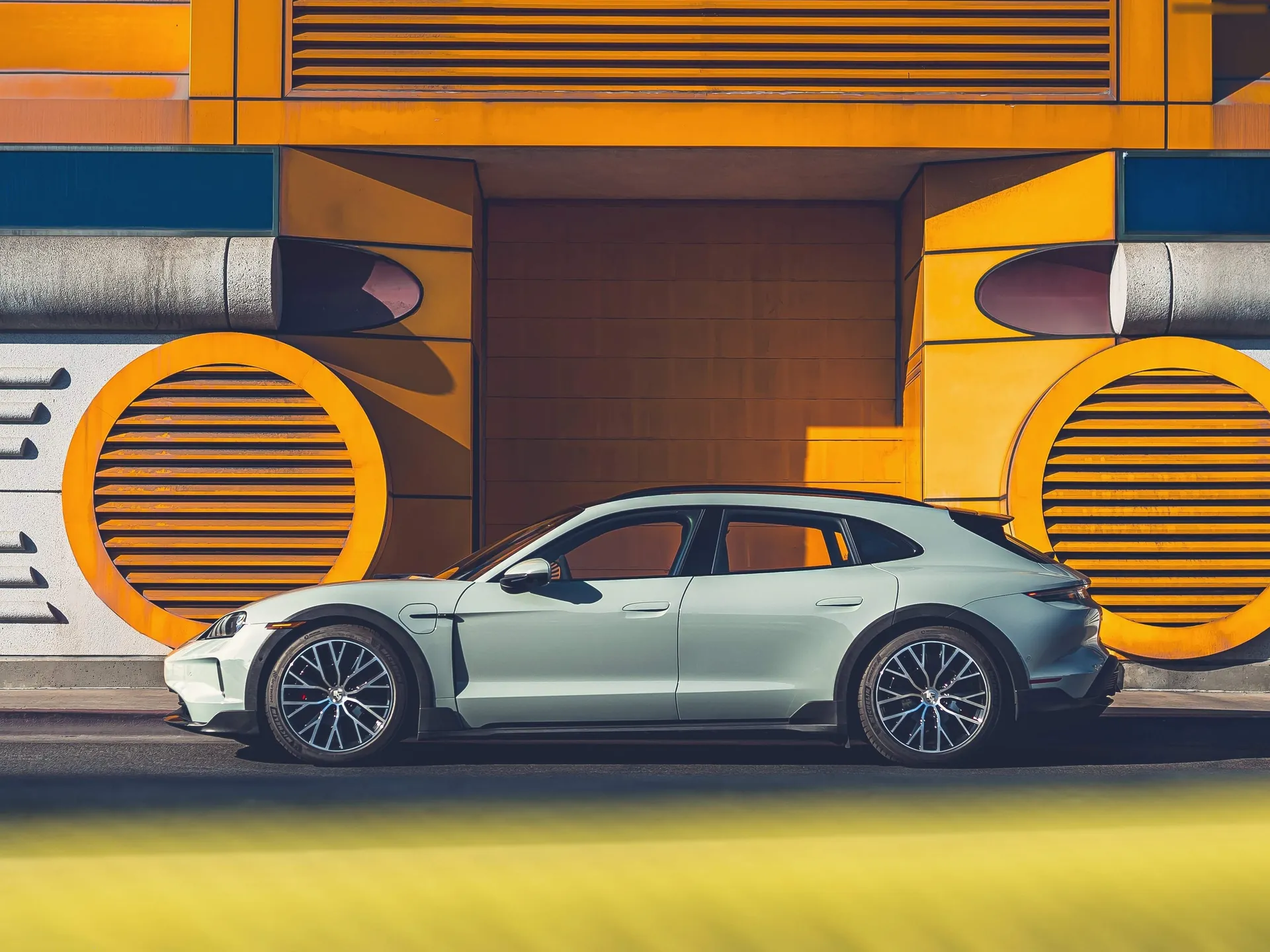 Porsche Taycan 4S Cross Turismo (2025) – boční profil