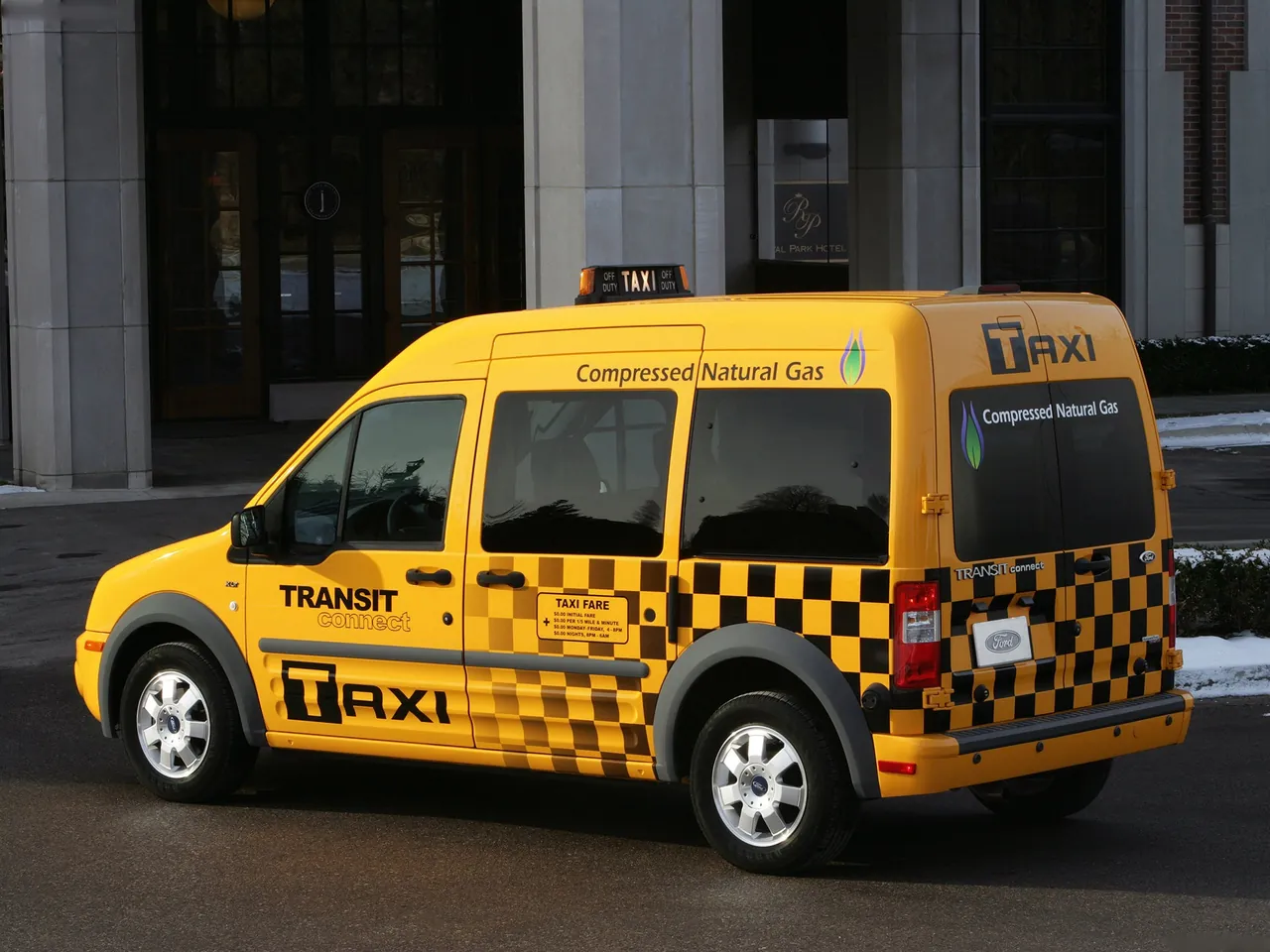 Ford Transit Connect Taxi (2011) – zadní tříčtvrteční pohled
