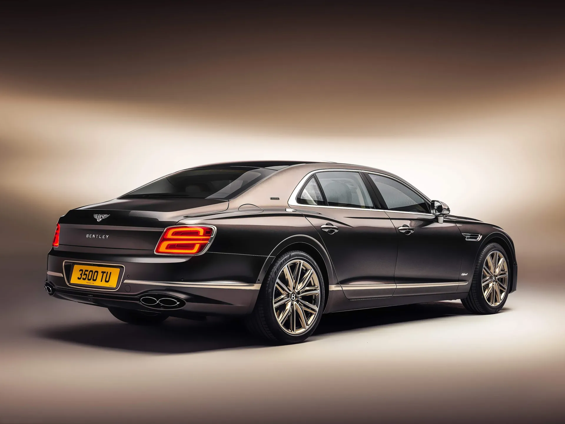 Bentley Flying Spur Hybrid Odyssean Edition (2022) – zadní tříčtvrteční pohled