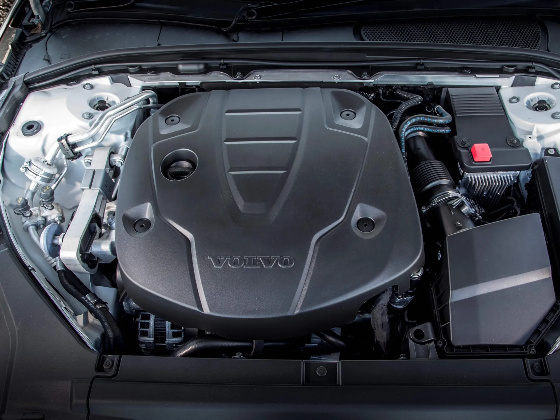 Volvo V90 Cross Country (2017) – motorový prostor