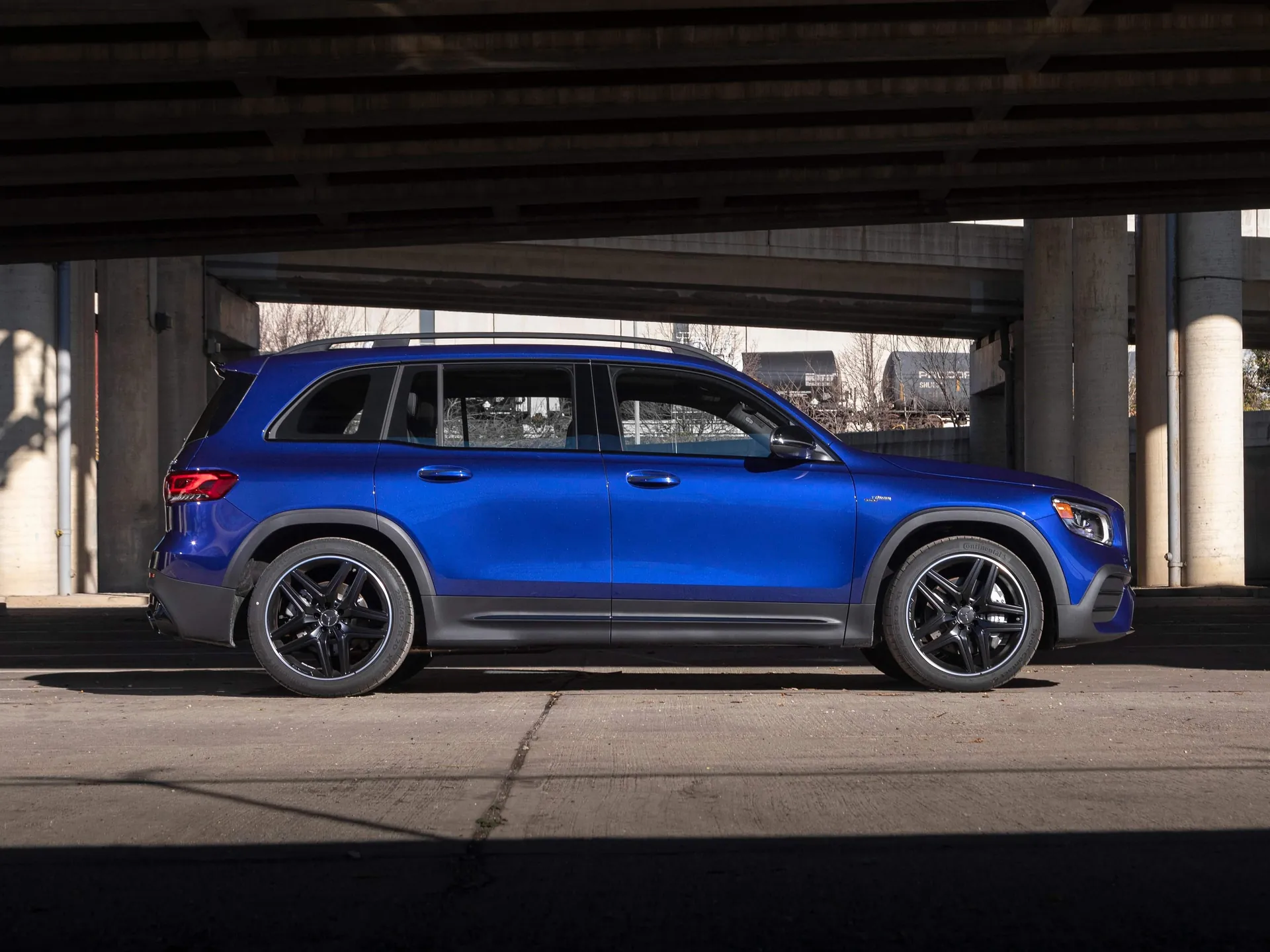 Mercedes-Benz GLB35 AMG 4Matic (2020) – boční profil