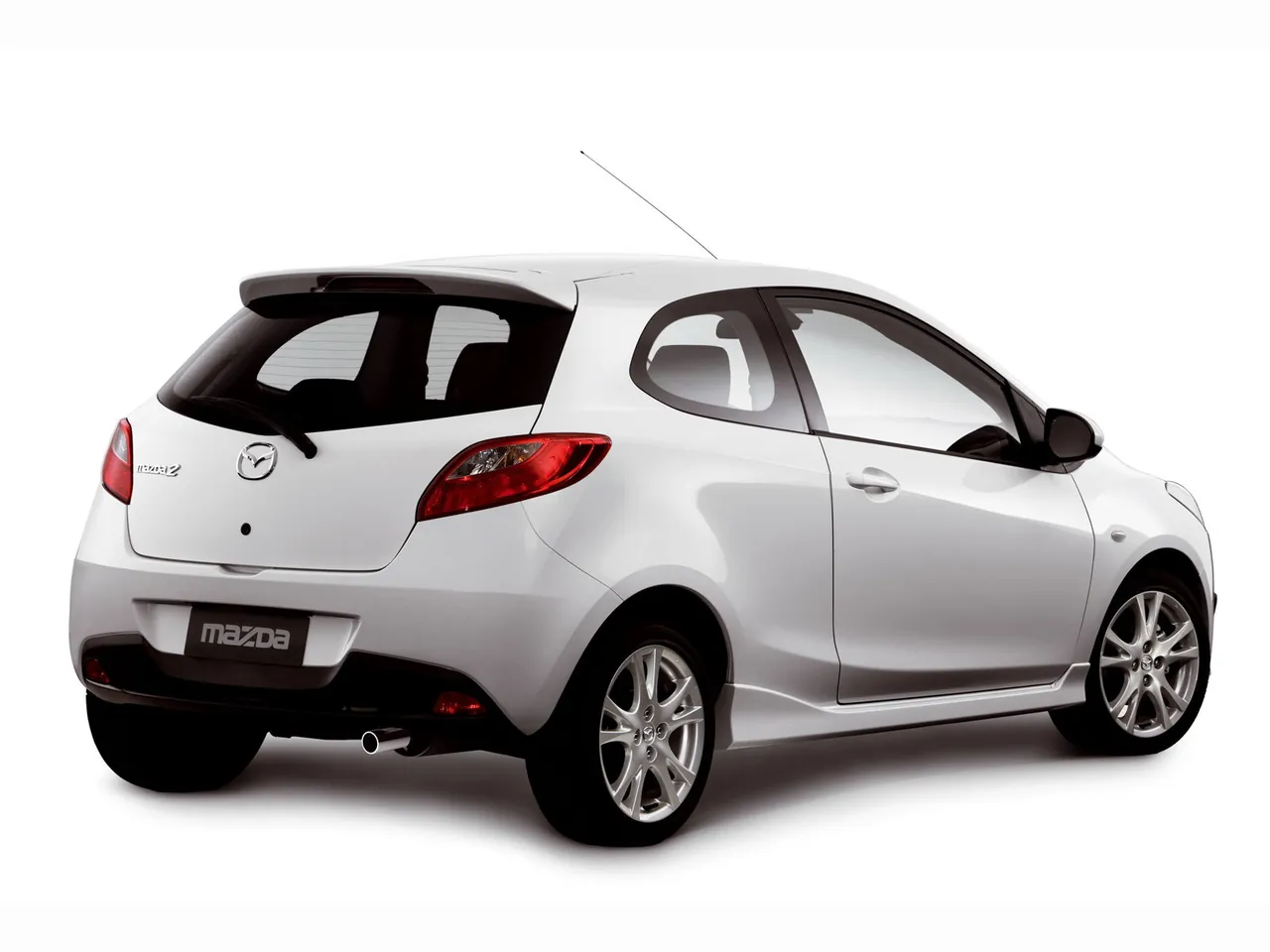 Mazda 2 3-Door (2009) – zadní tříčtvrteční pohled