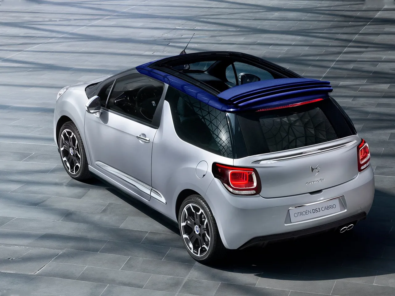 Citroen DS3 Cabrio (2014) – zadní tříčtvrteční pohled