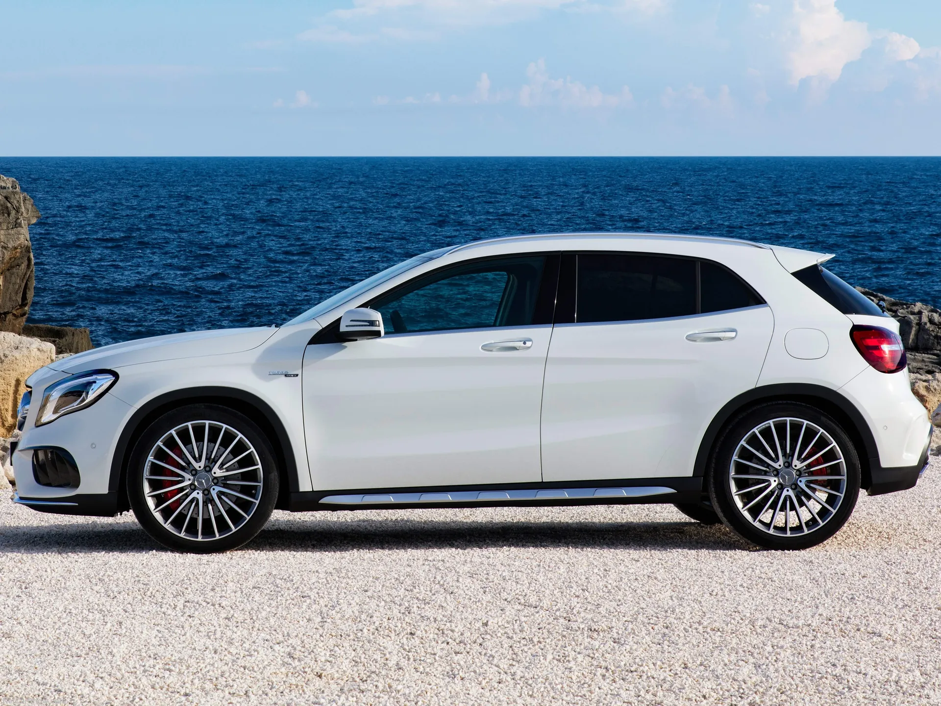 Mercedes-Benz GLA45 AMG (2018) – boční profil