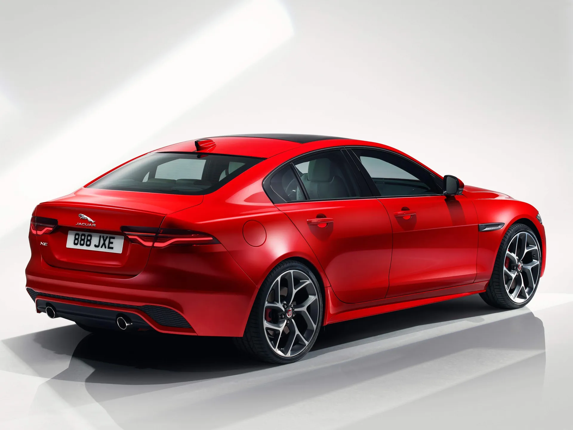 Jaguar XE (2020) – zadní tříčtvrteční pohled