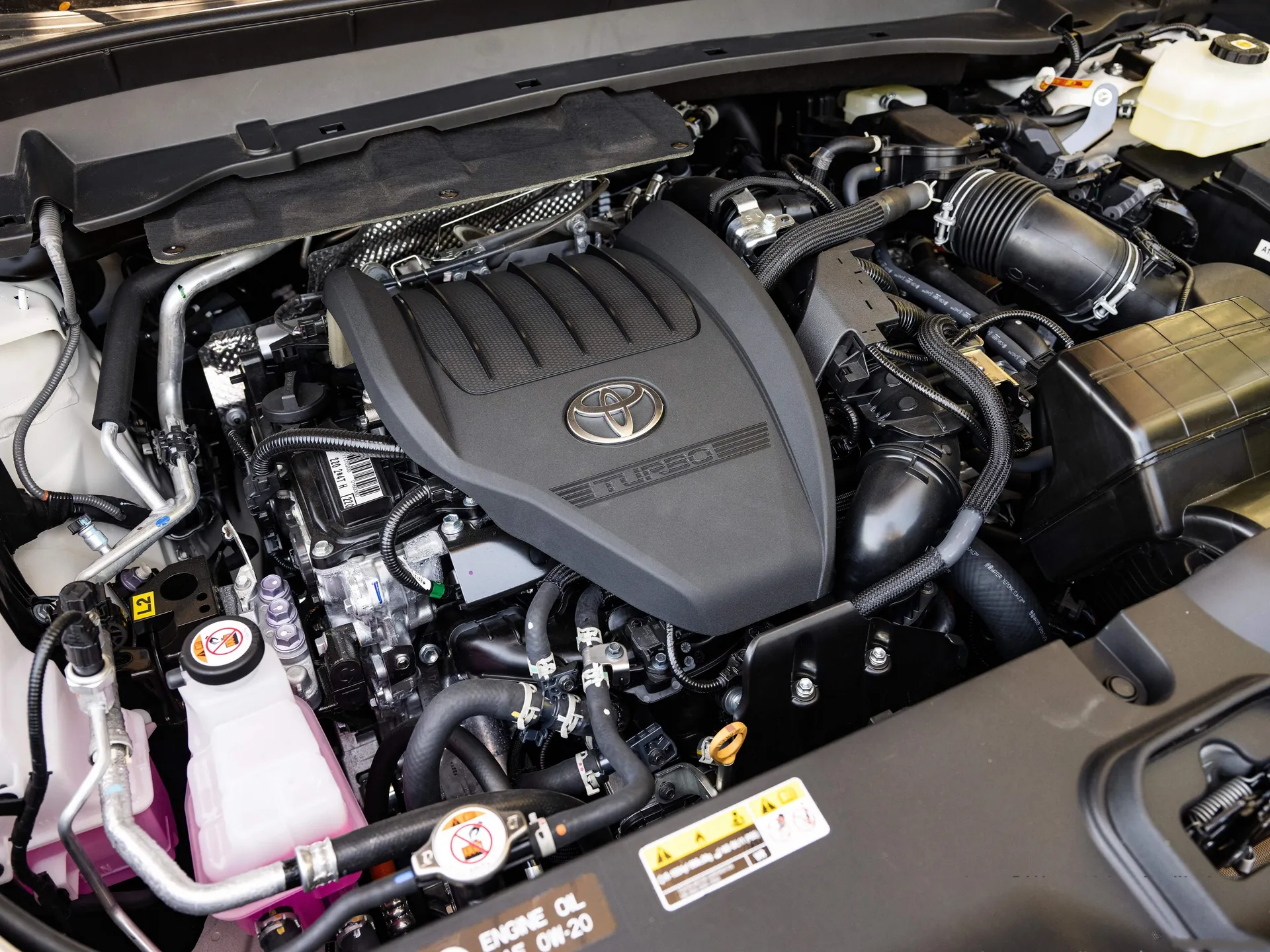 Toyota Grand Highlander Platinum (2024) – motorový prostor