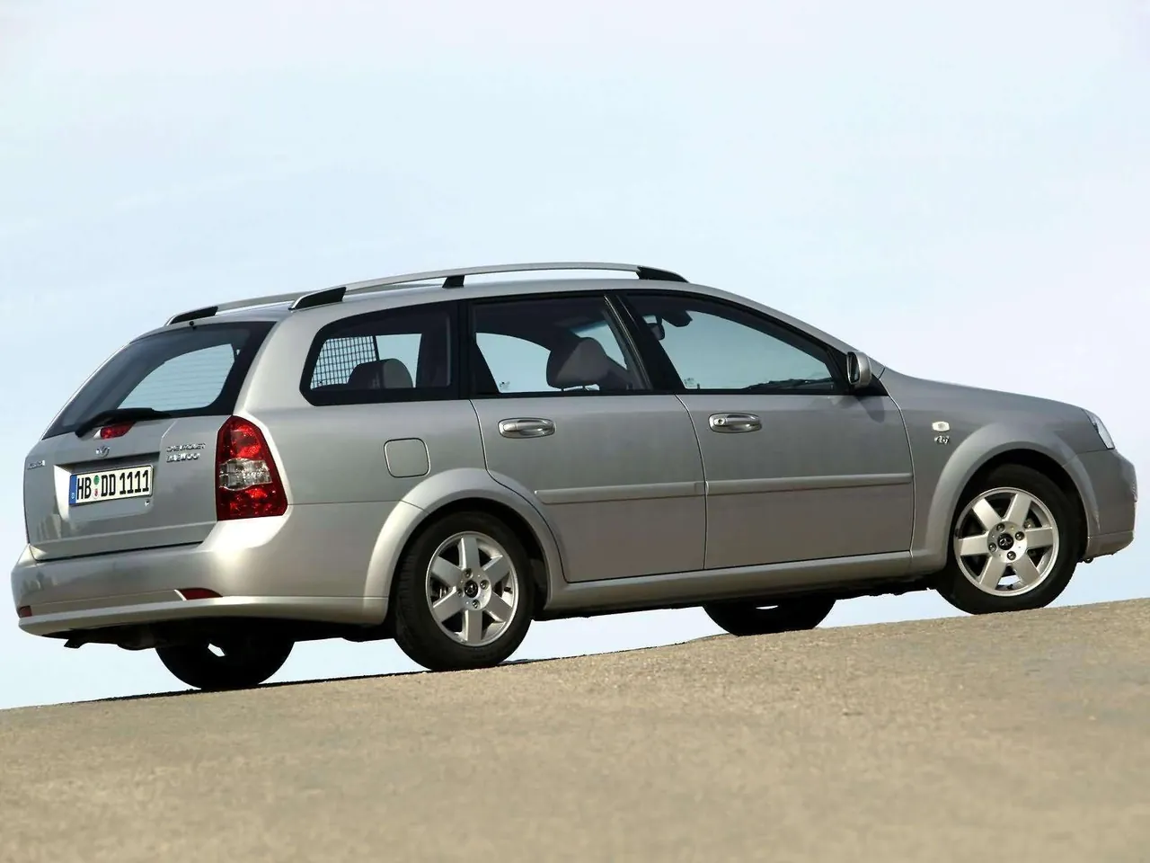 Daewoo Nubira Station Wagon CDX (2004) – zadní tříčtvrteční pohled