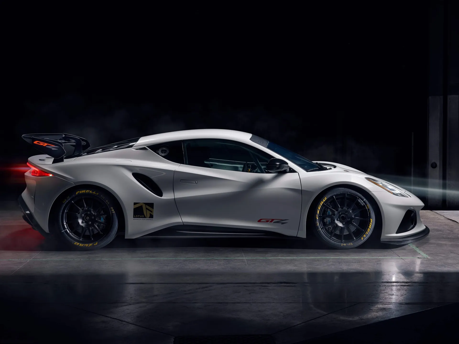 Lotus Emira GT4 (2023) – boční profil