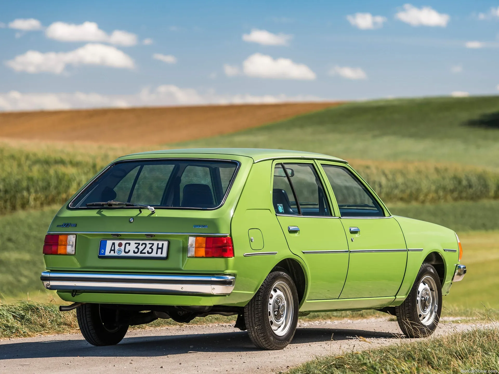 Mazda 323 (1979) – zadní tříčtvrteční pohled