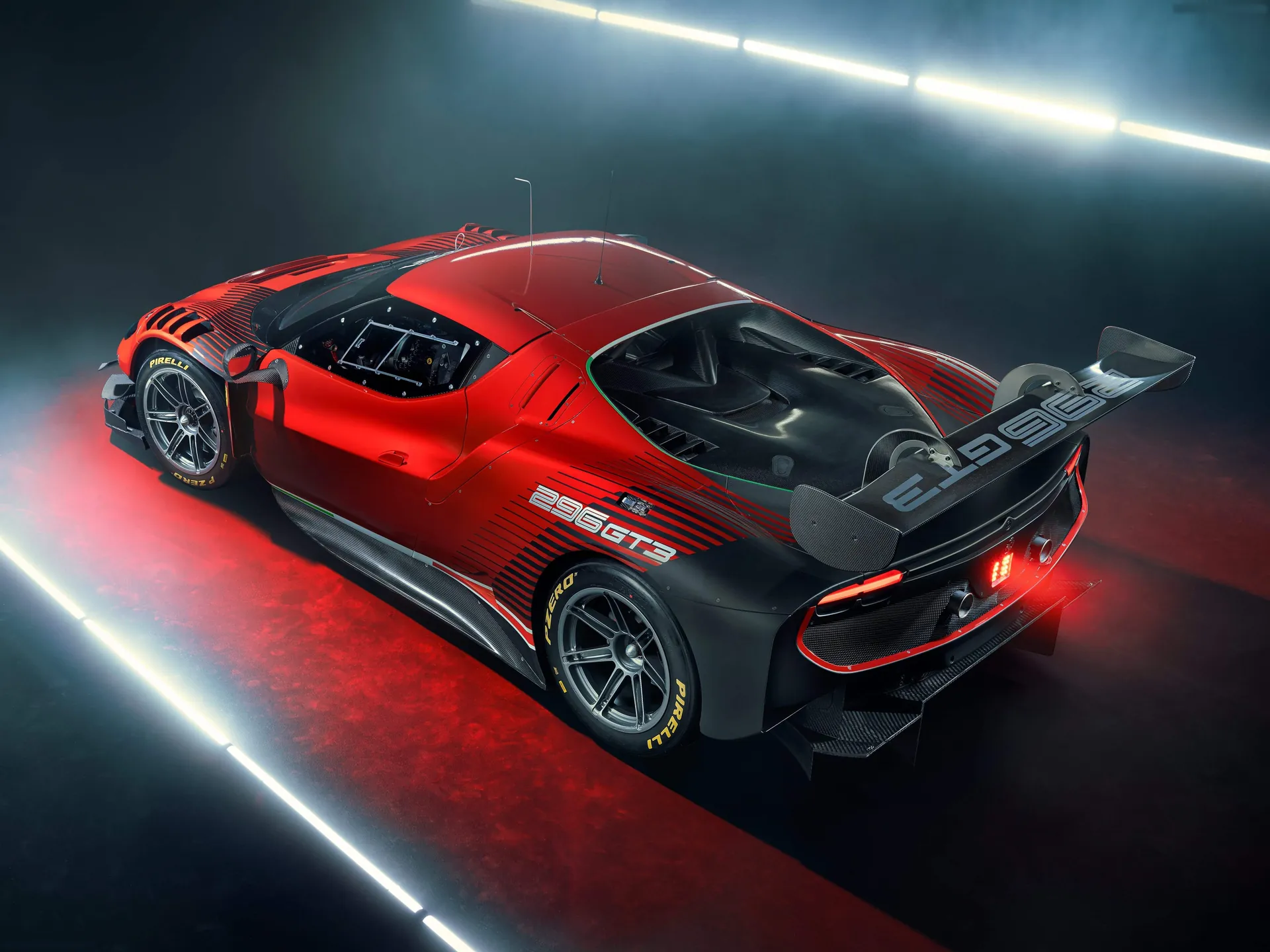Ferrari 296 GT3 (2023) – zadní tříčtvrteční pohled