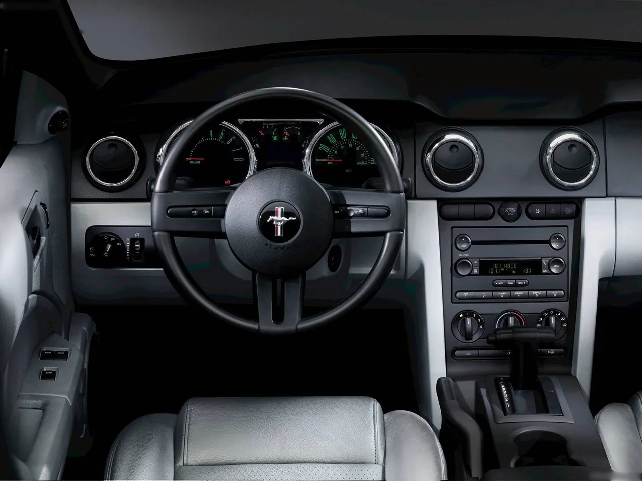 Ford Mustang (2005) – interiér