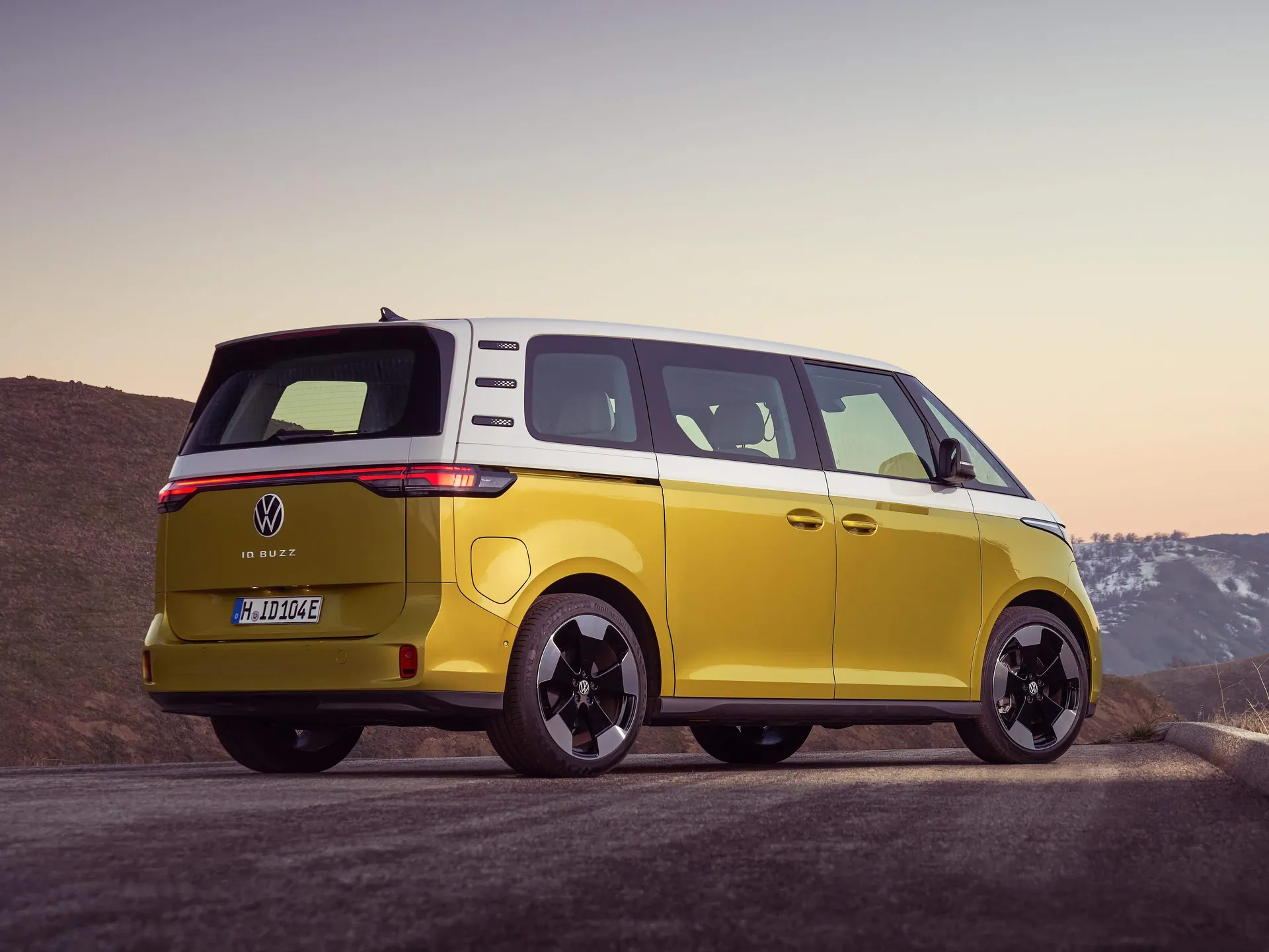 Volkswagen ID Buzz (2023) – zadní tříčtvrteční pohled