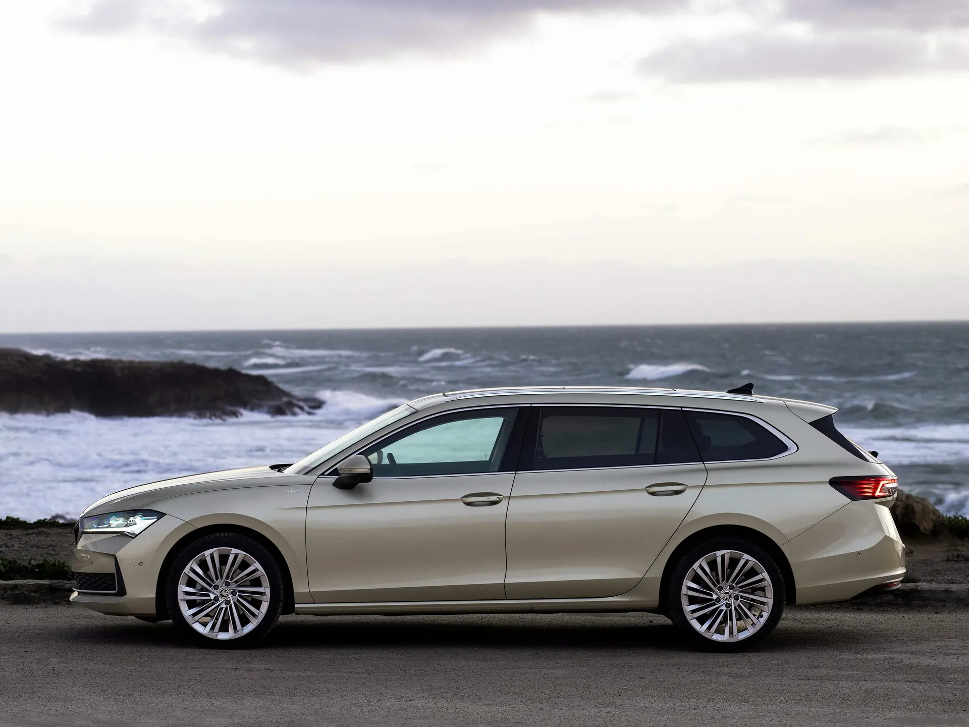 Skoda Superb Combi (2024) – boční profil