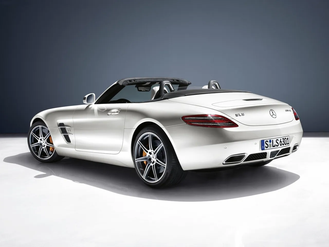 Mercedes-Benz SLS AMG Roadster (2012) – zadní tříčtvrteční pohled