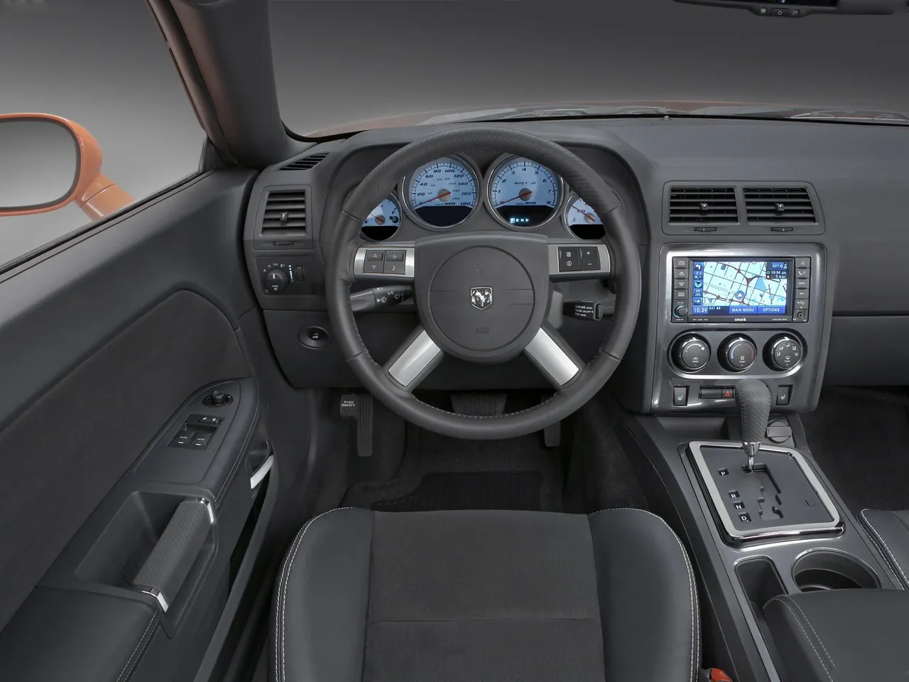 Dodge Challenger SRT8 (2008) – interiér