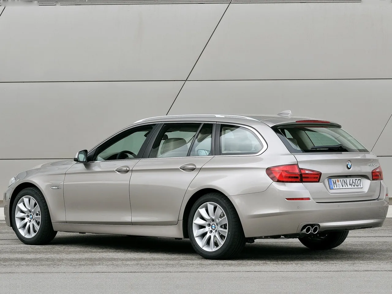 BMW 5-Series Touring (2011) - Rear Three-Quarter