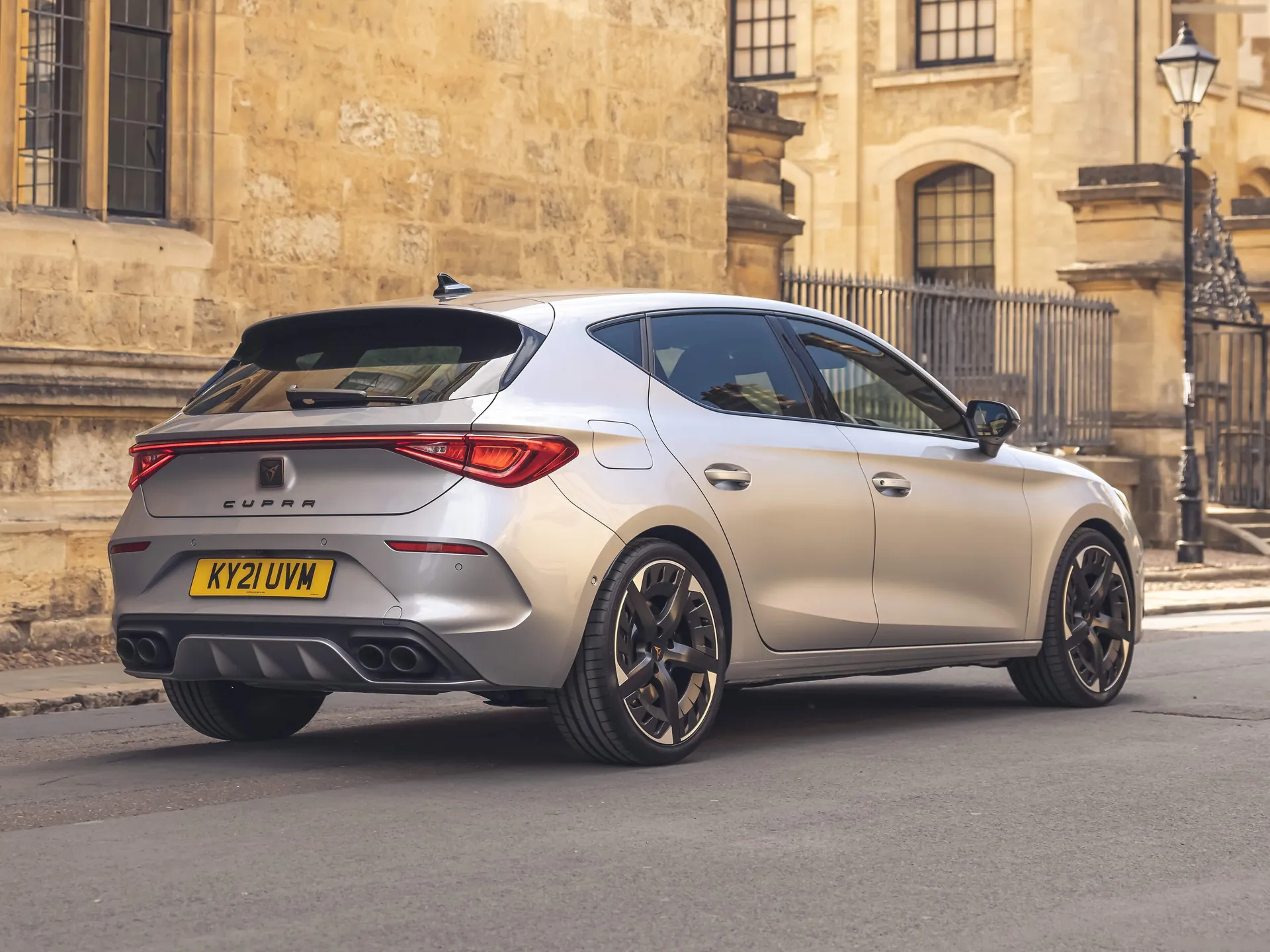 Cupra Leon [UK] (2021) – zadní tříčtvrteční pohled