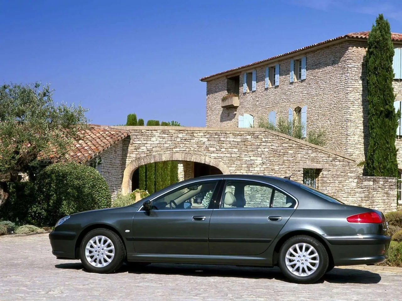 Peugeot 607 (2004) – boční profil