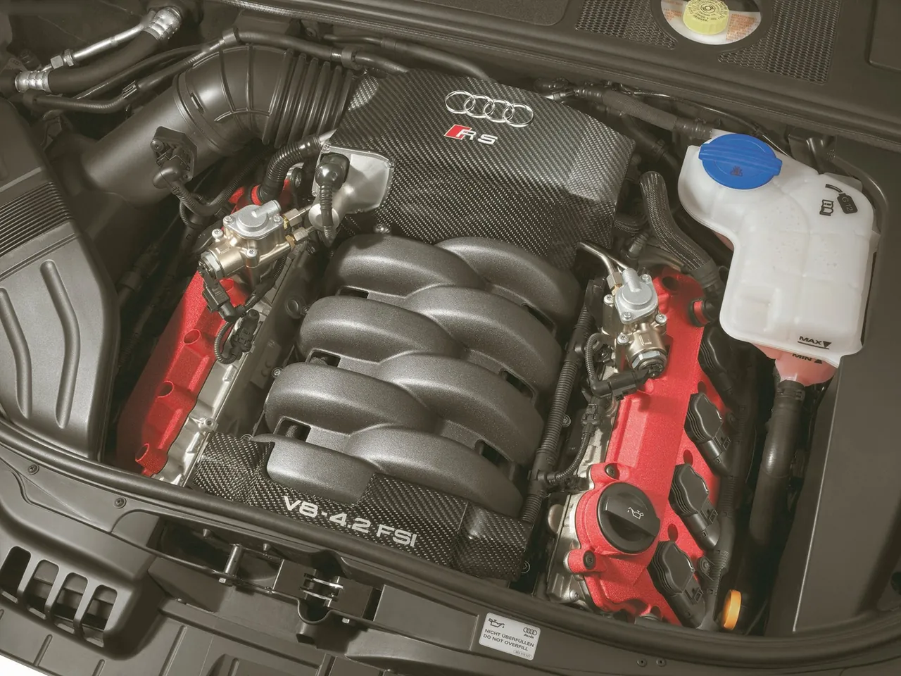 Audi RS4 (2006) – motorový prostor