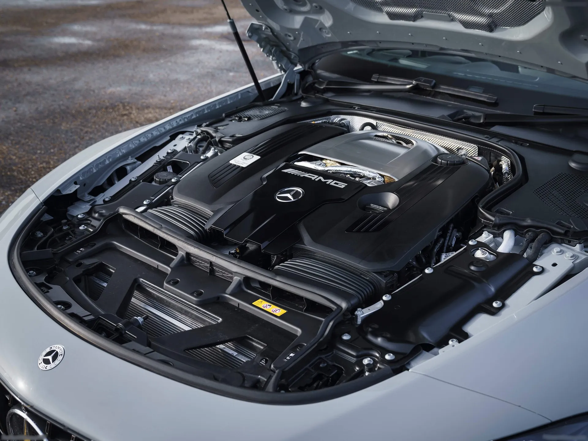 Mercedes-Benz SL63 AMG [UK] (2023) – motorový prostor