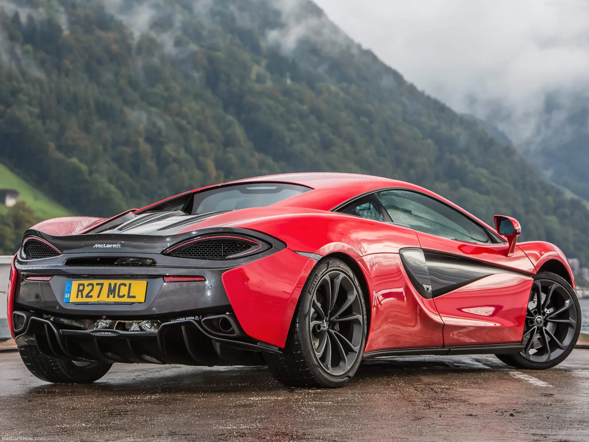 McLaren 540C Coupe (2016) – zadní tříčtvrteční pohled