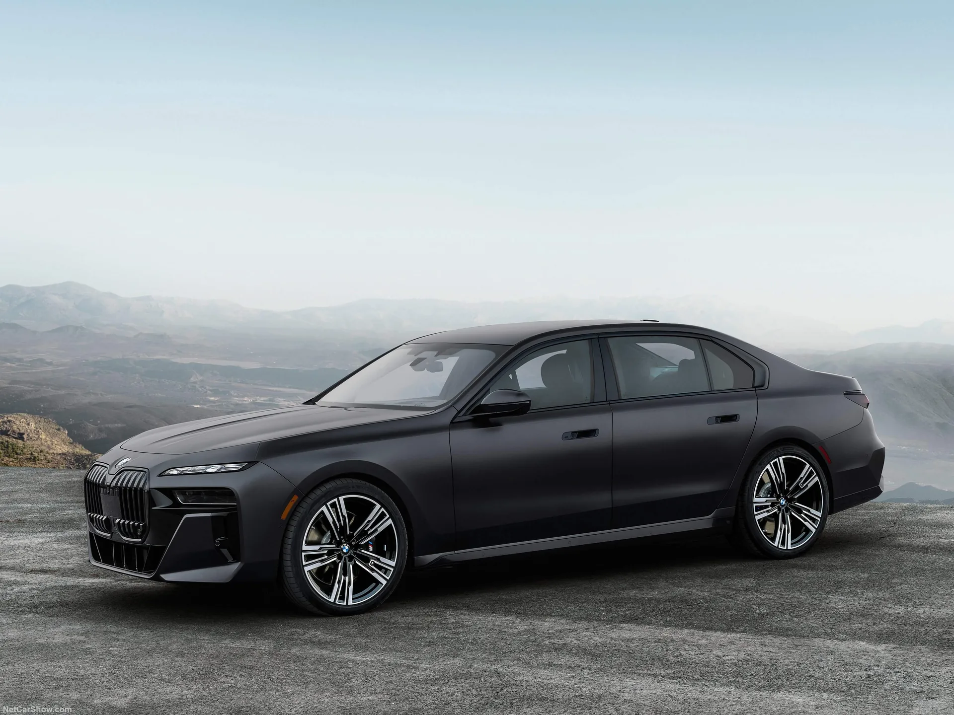 BMW 7-Series (2023)