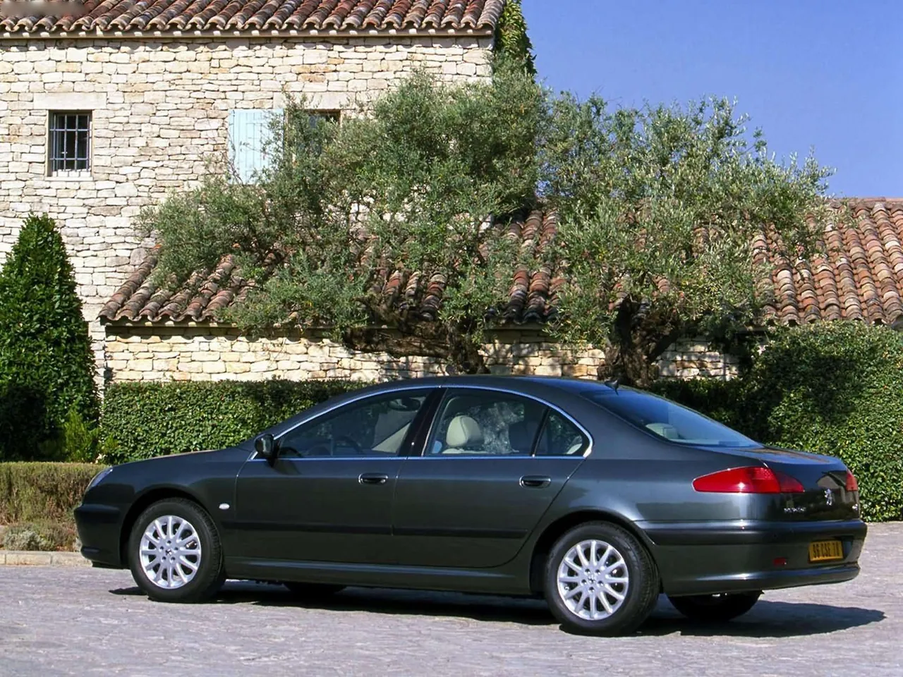 Peugeot 607 (2004) – zadní tříčtvrteční pohled