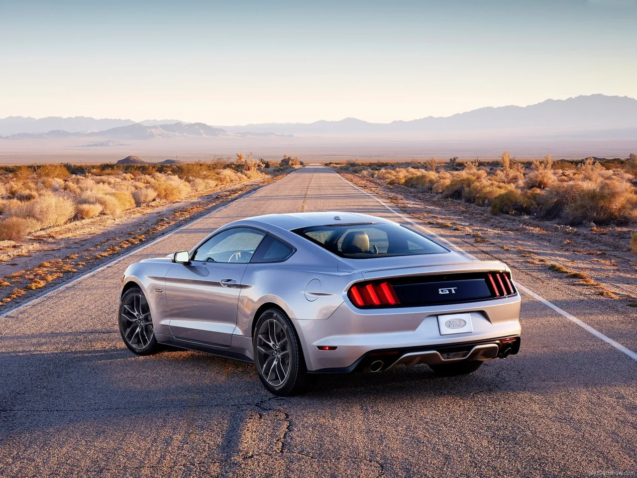 Ford Mustang GT (2015) – zadní tříčtvrteční pohled