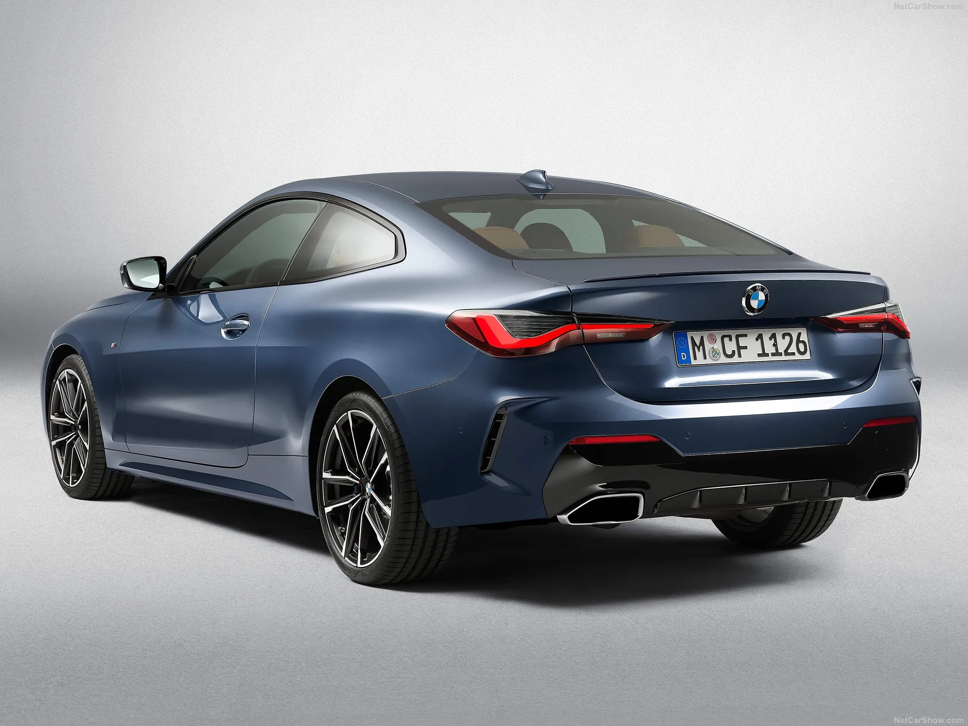 BMW M440i Coupe (2021) – zadní tříčtvrteční pohled