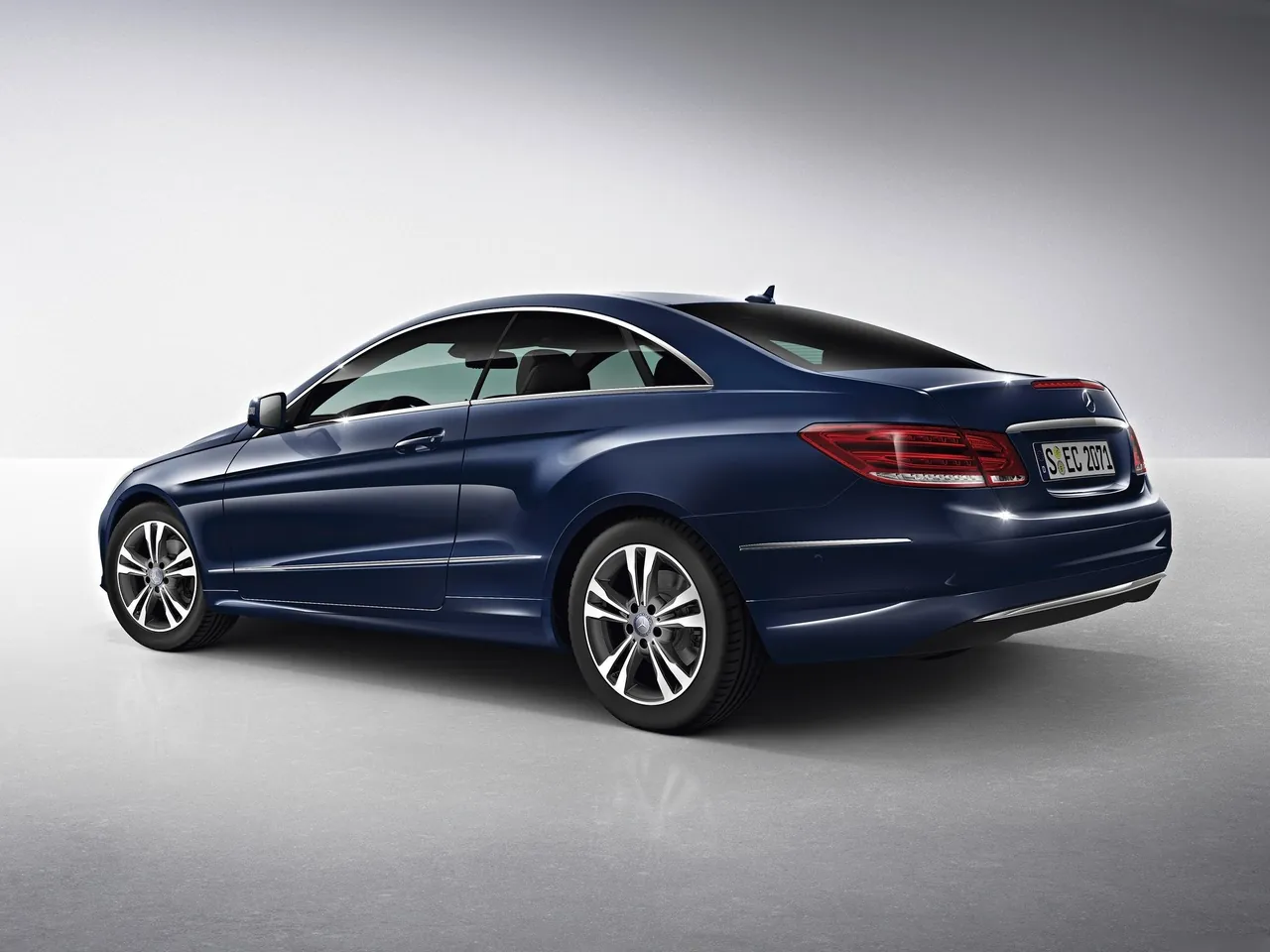 Mercedes-Benz E-Class Coupe (2014) – zadní tříčtvrteční pohled