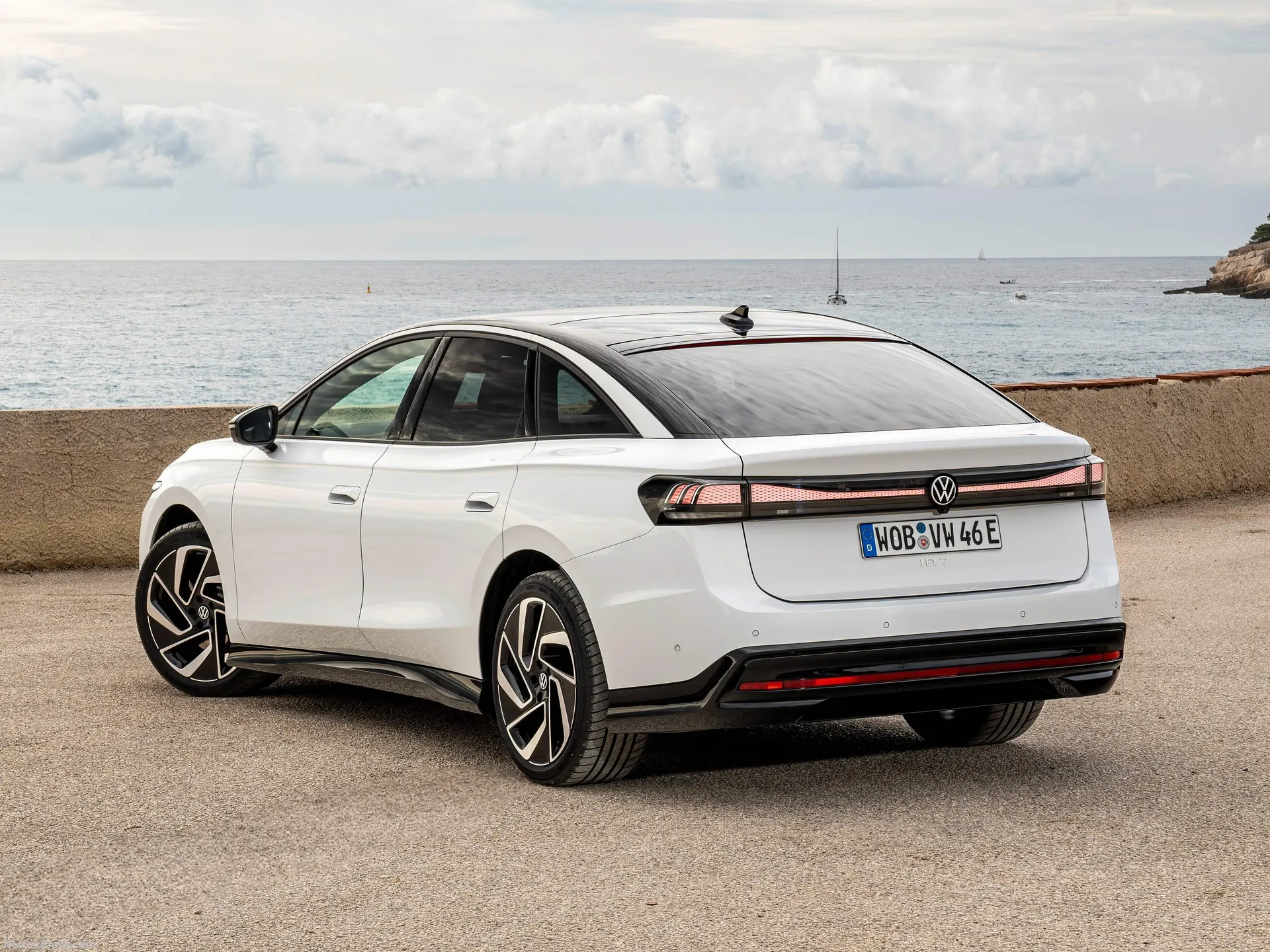 Volkswagen ID.7 (2024) – zadní tříčtvrteční pohled