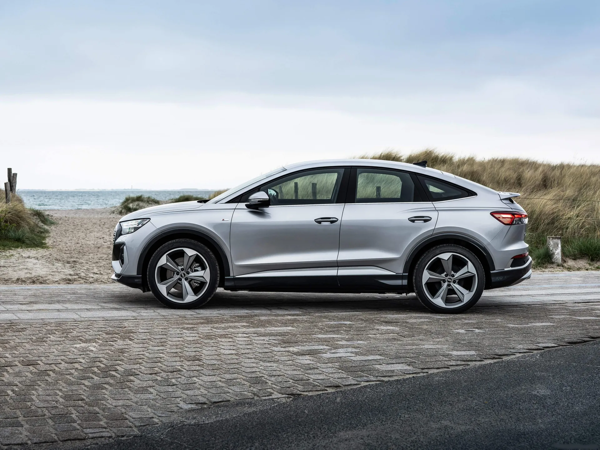 Audi Q4 Sportback e-tron (2022) – boční profil