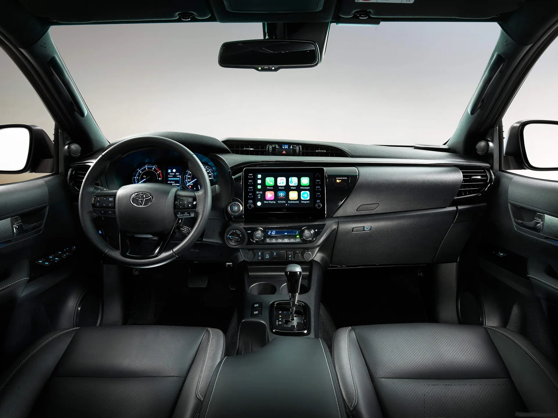 Toyota Hilux (2021) – interiér