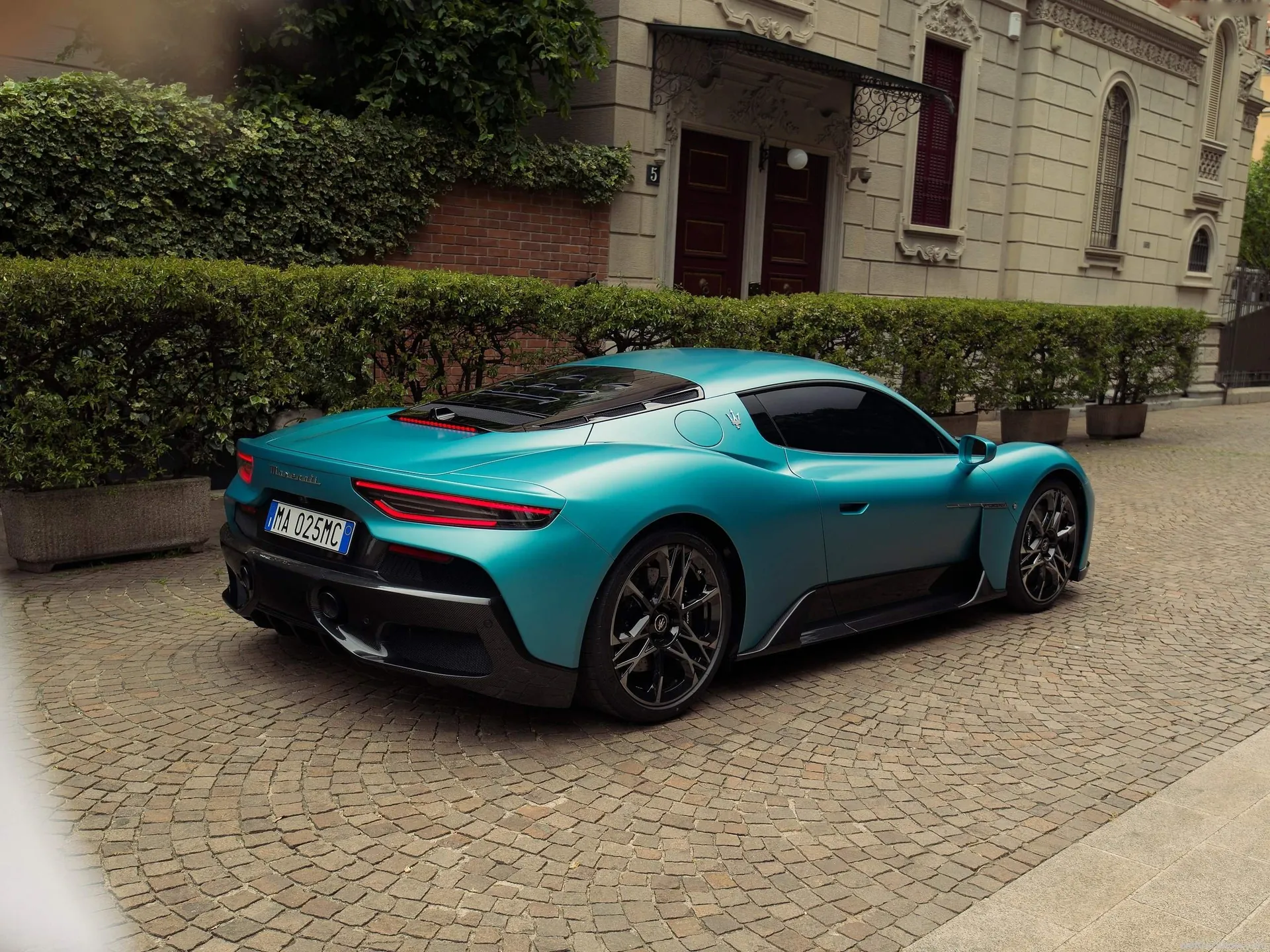 Maserati MCPura (2026) – zadní tříčtvrteční pohled
