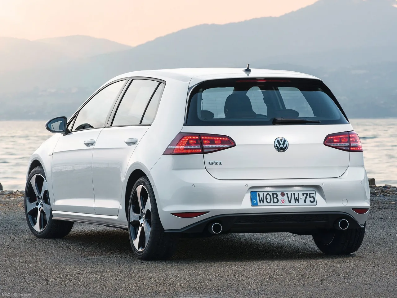 Volkswagen Golf GTI (2014) - Rear Three-Quarter