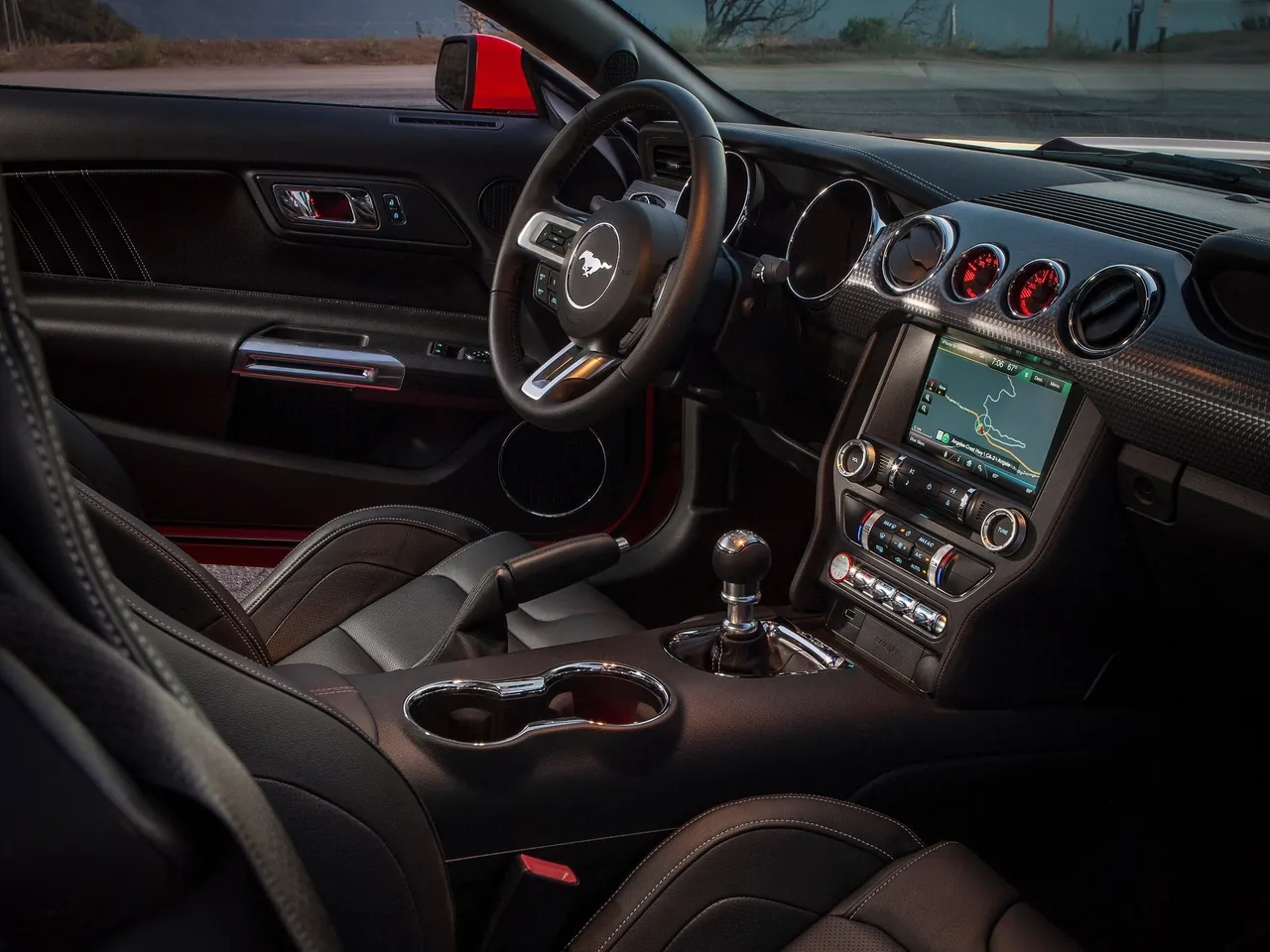 Ford Mustang EcoBoost (2015) – interiér