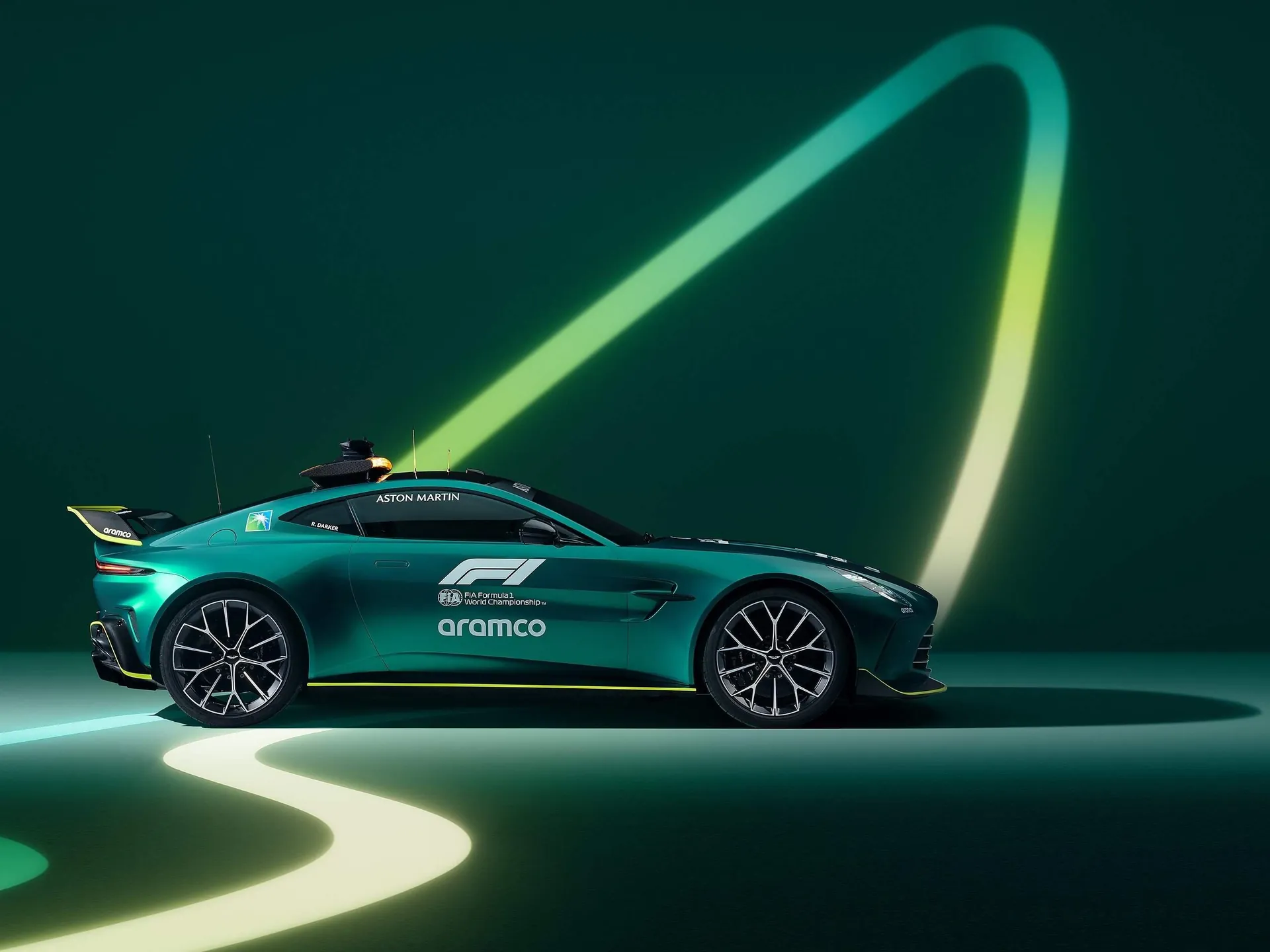 Aston Martin Vantage F1 Safety Car (2024) – boční profil