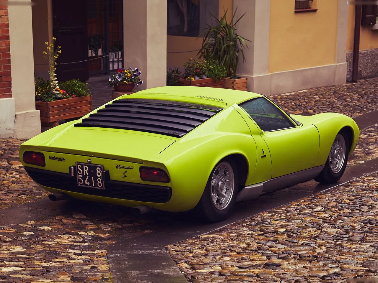 Lamborghini Miura P400 S (1969) – zadní tříčtvrteční pohled