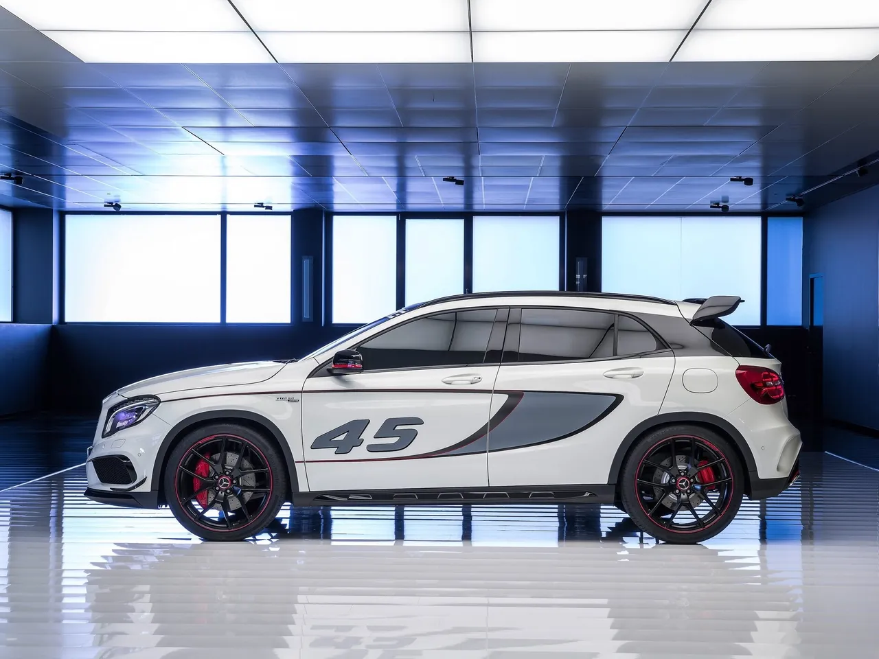 Mercedes-Benz GLA45 AMG Concept (2013) – boční profil