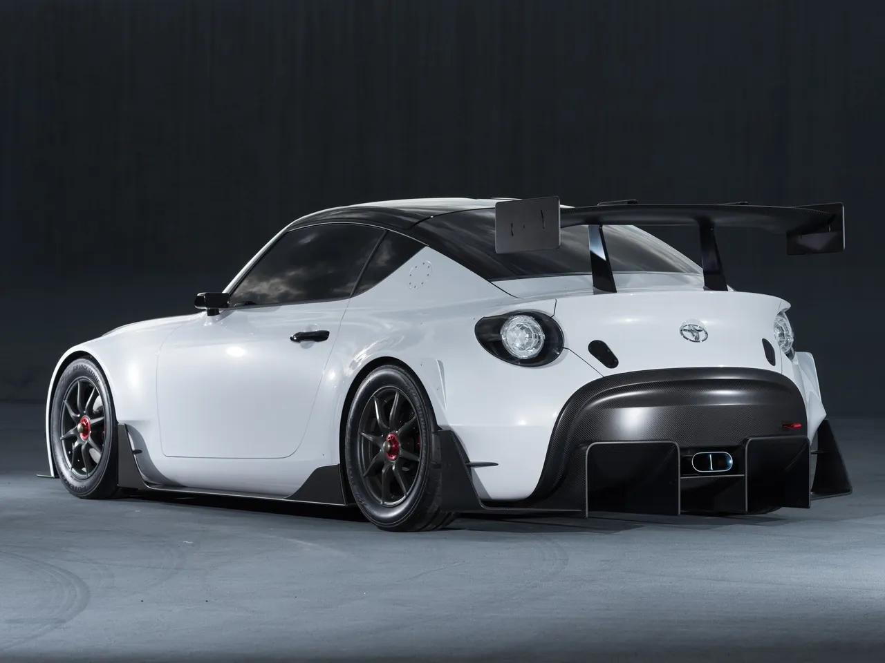 Toyota S-FR Racing Concept (2016) – zadní tříčtvrteční pohled